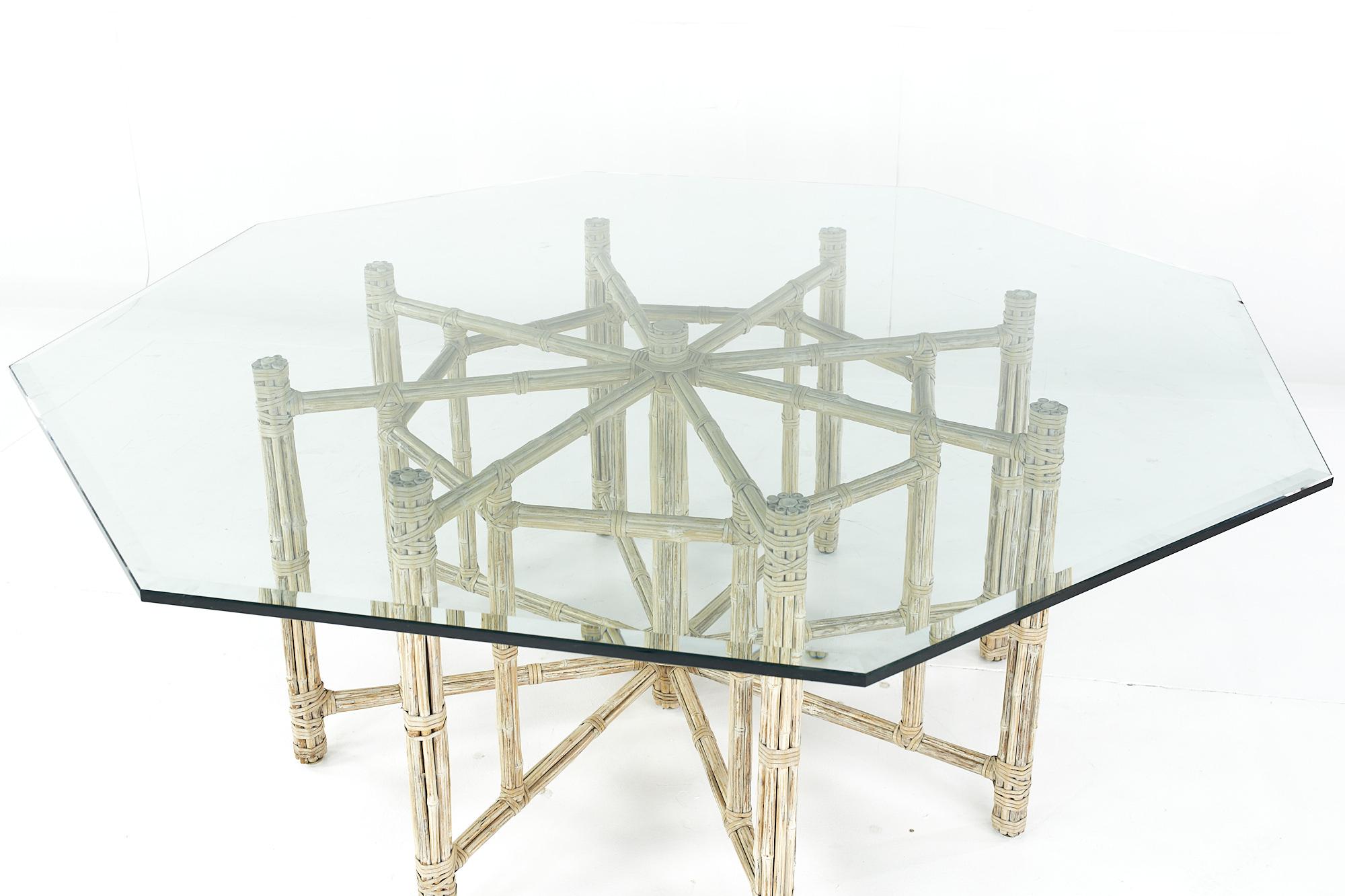 McGuire for Baker Furniture Mesa de comedor hexagonal de bambú y cristal de mediados de siglo Bambú en venta