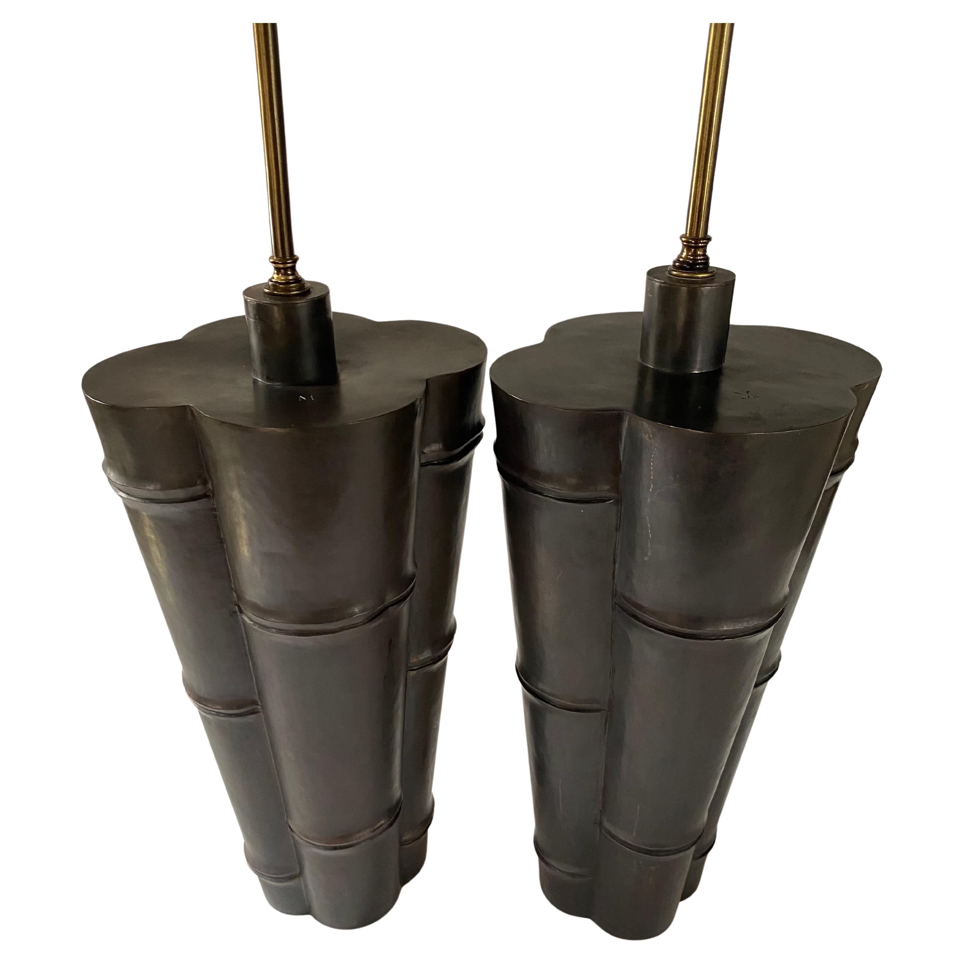 Pareja vintage de lámparas de mesa de bambú de imitación, de McGuire Furniture.  Estas grandes lámparas de metal exótico presentan un cálido acabado mate en tono bronce oscuro.  Cada lámpara está configurada para dos (bombillas de tipo A de 100