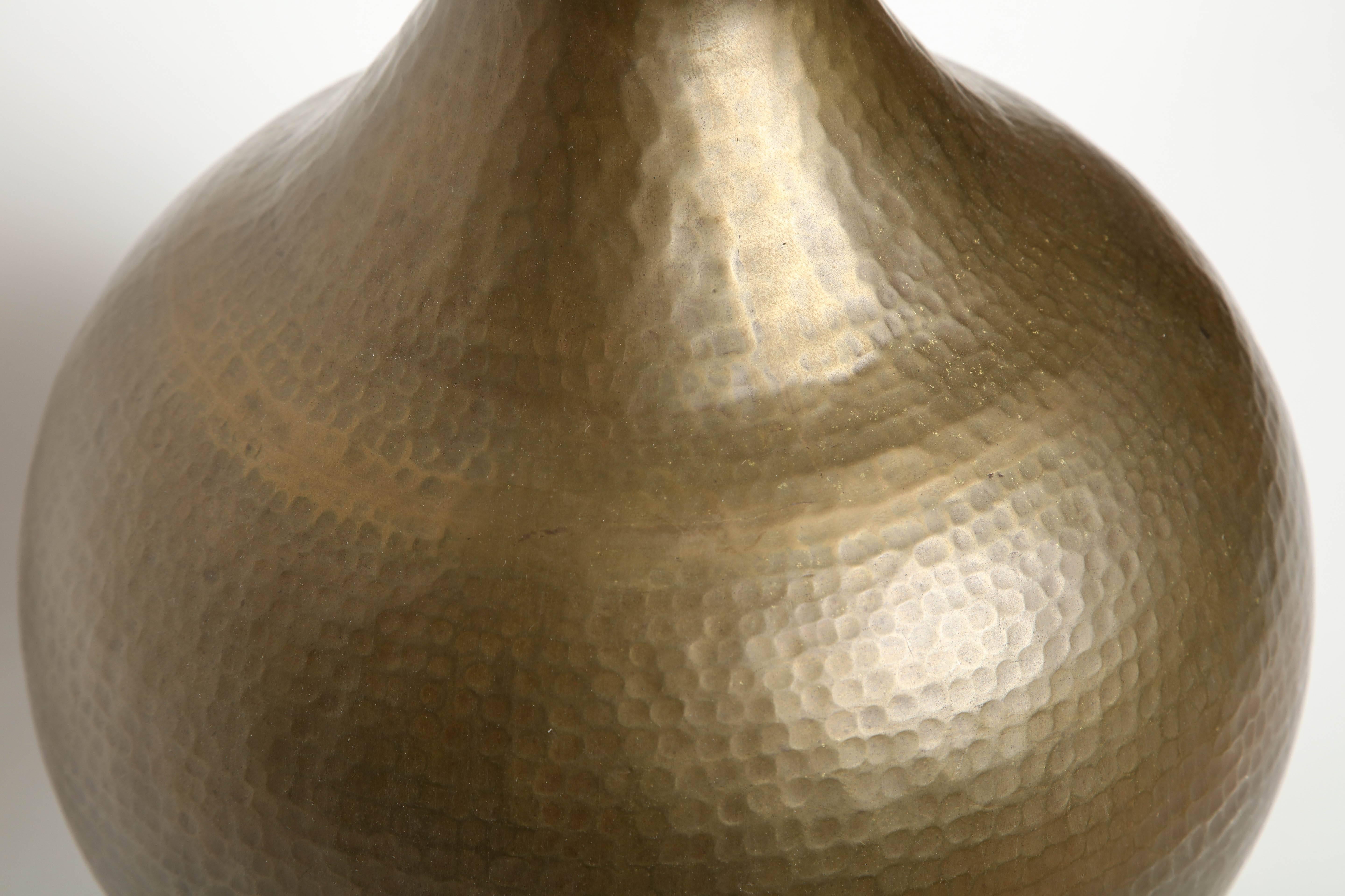 Lampes McGuire en bronze martelé 2
