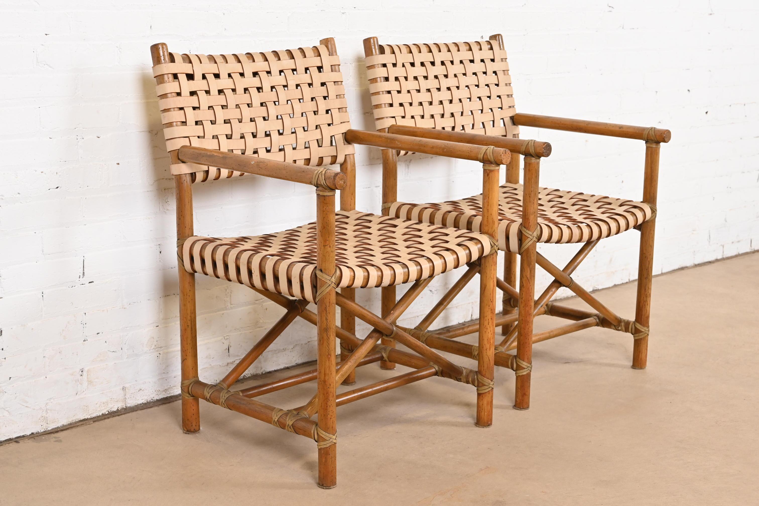 Un precioso par de sillones o butacas club con base en X de estilo Hollywood Regency Organic Modern de mediados de siglo

Por McGuire de San Francisco

EE.UU., alrededor de 1980

Armazones de bambú, con asientos y respaldos de piel tejida.

Cada una