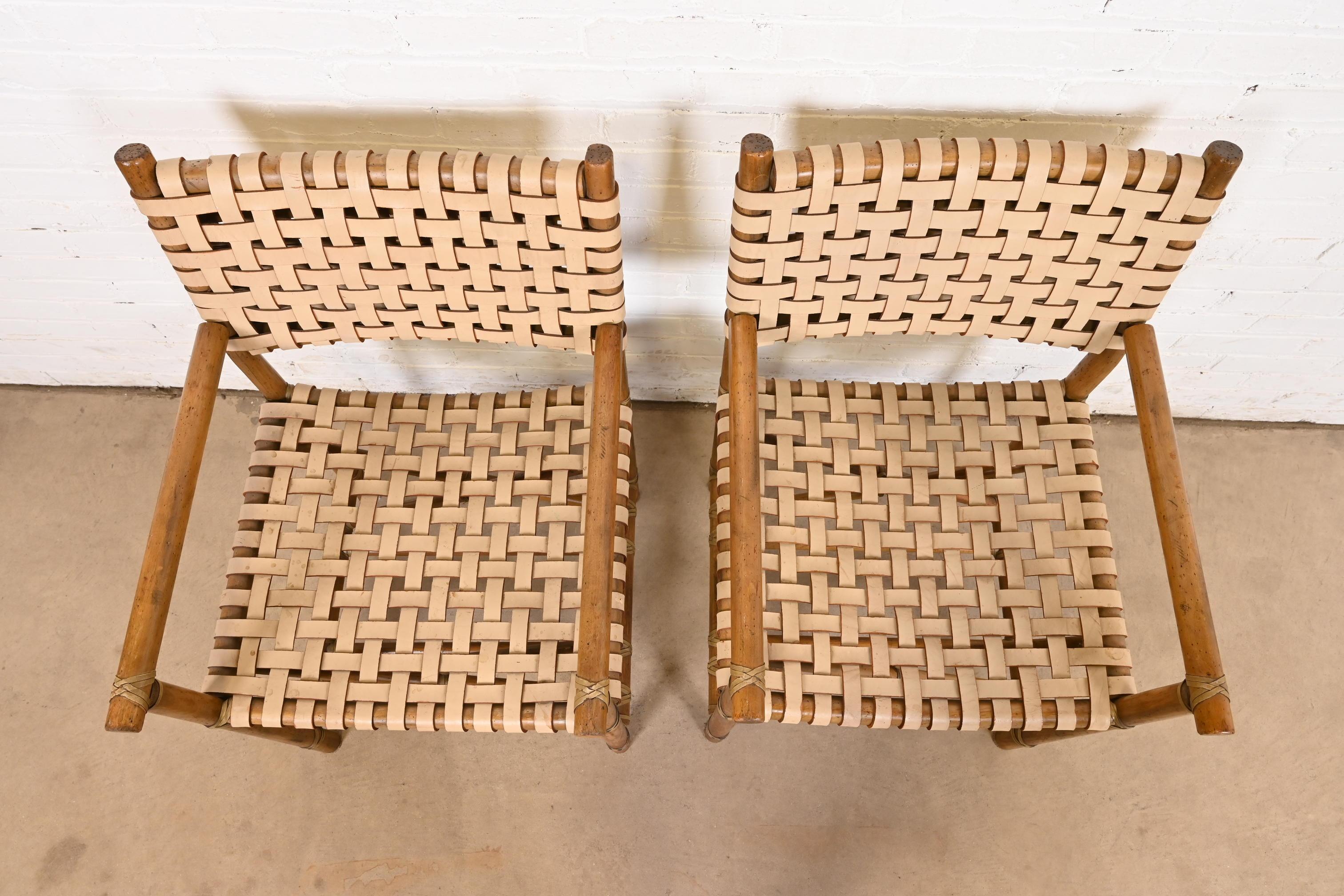 Sillones McGuire Hollywood Regency Organic Modern de bambú y piel tejida Cuero en venta
