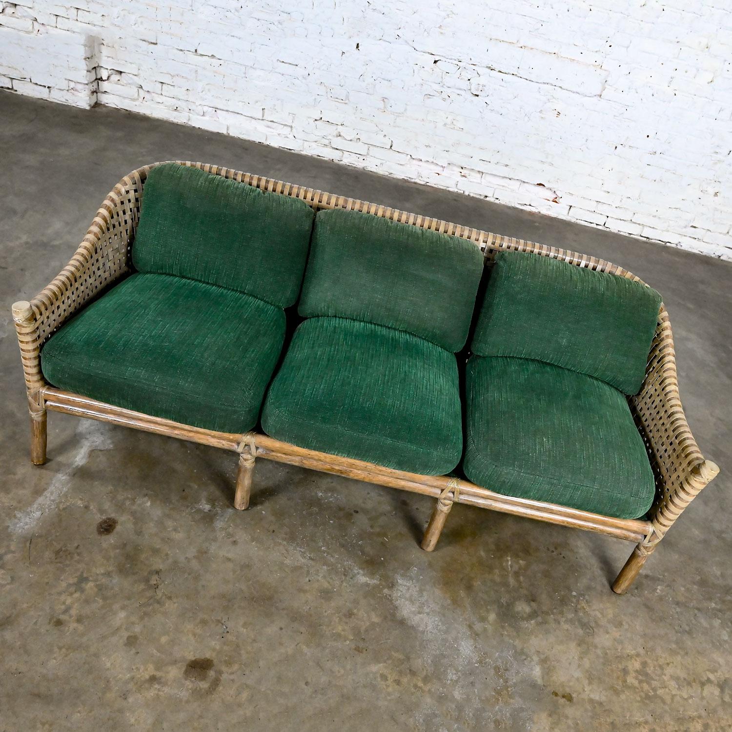 McGuire Sofá Settee moderno de ratán tejido a finales del siglo XX con cojín de chenilla verde en venta 1
