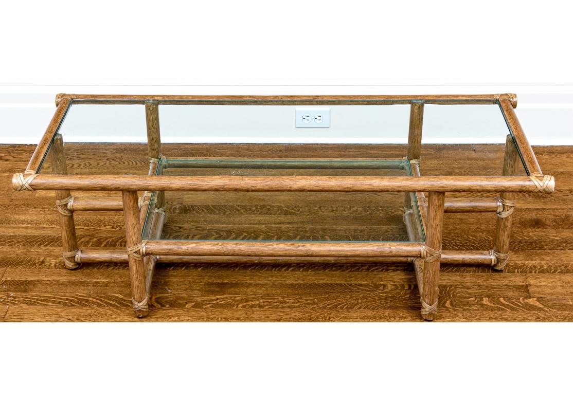 Rotin McGuire Long Table Cocktail en rotin avec plateau en verre, entouré de cuir en vente