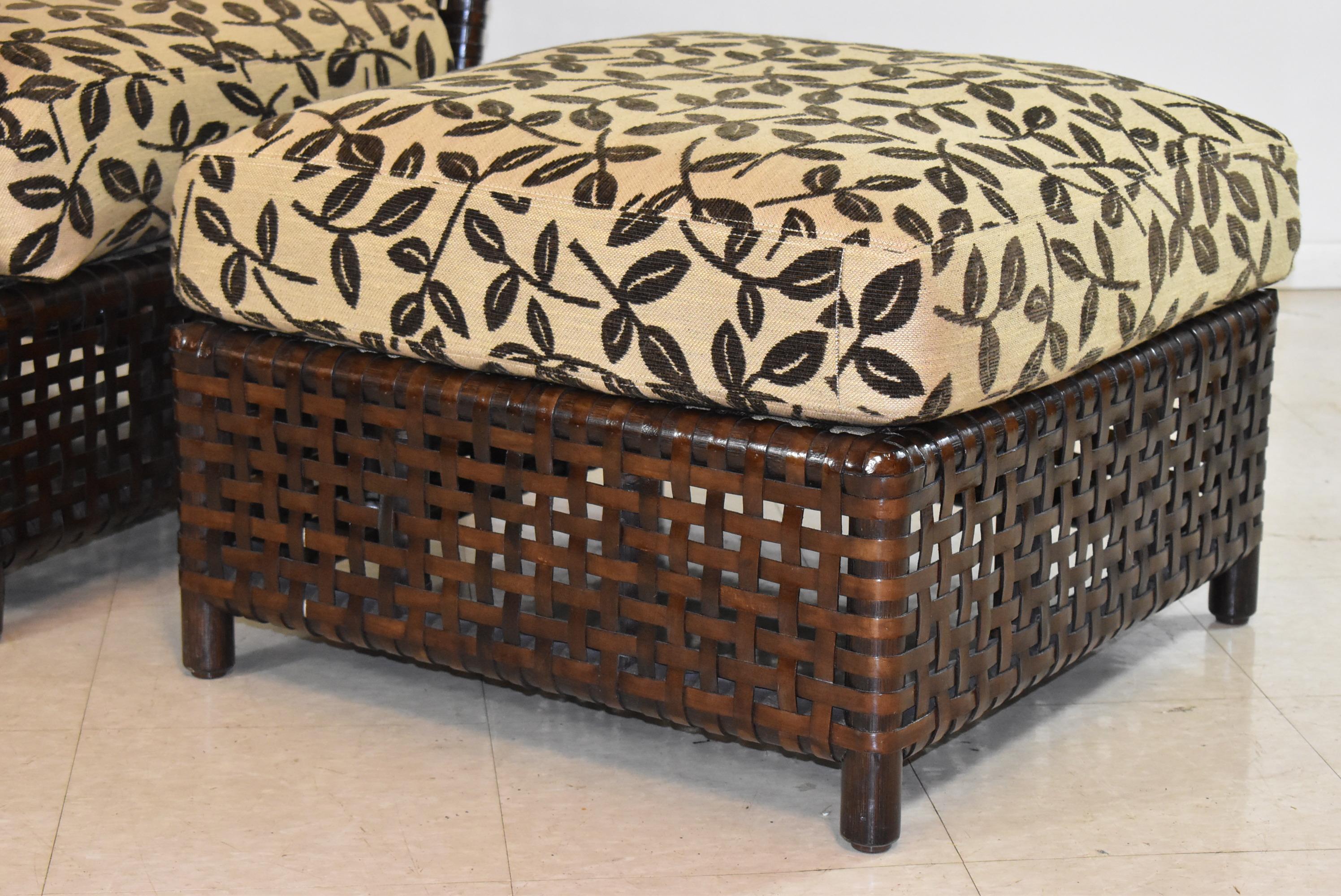 Poltrona lounge McGuire con pouf coordinato in pelle intrecciata, in ottime condizioni, senza macchie, con cuscini rimovibili. Sedia: 30