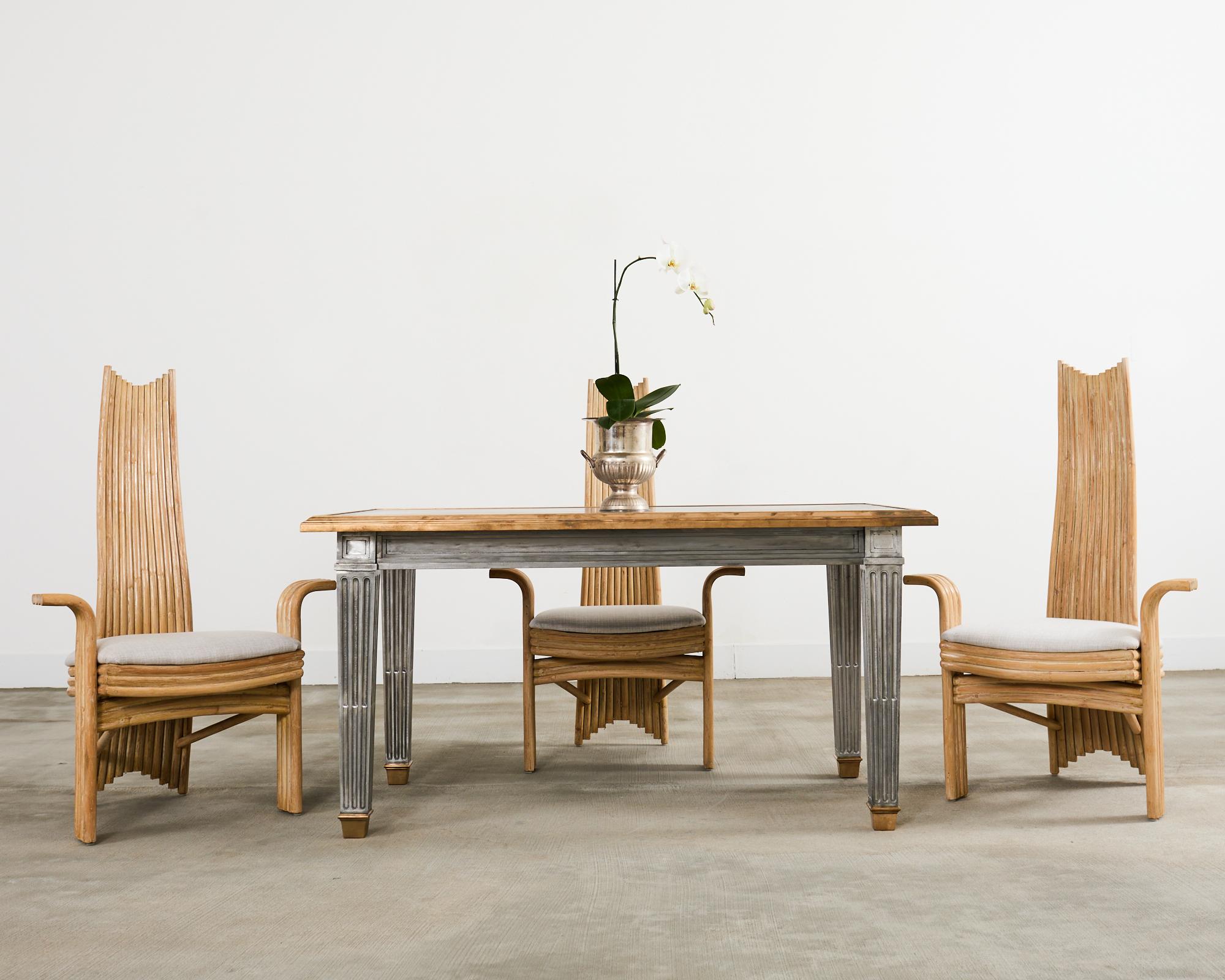 Set scultoreo di quattro splendide poltrone da pranzo in rattan realizzate nel modo e nello stile di McGuire e Mackintosh. I telai in rattan hanno una bella patina intenzionalmente invecchiata con una finitura sbiancata o levigata. Le sedie sono