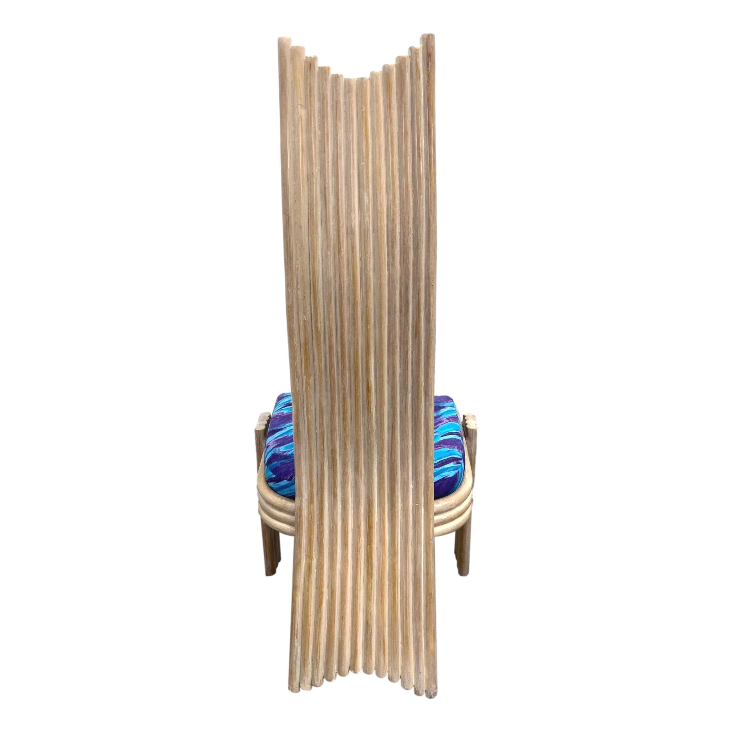 Superbe ensemble de six chaises de salle à manger en rotin, sculpturales, organiques et modernes, fabriquées à la manière et dans le style de McGuire et Mackintosh. Les chaises présentent des dossiers en rotin aux courbes spectaculaires et des