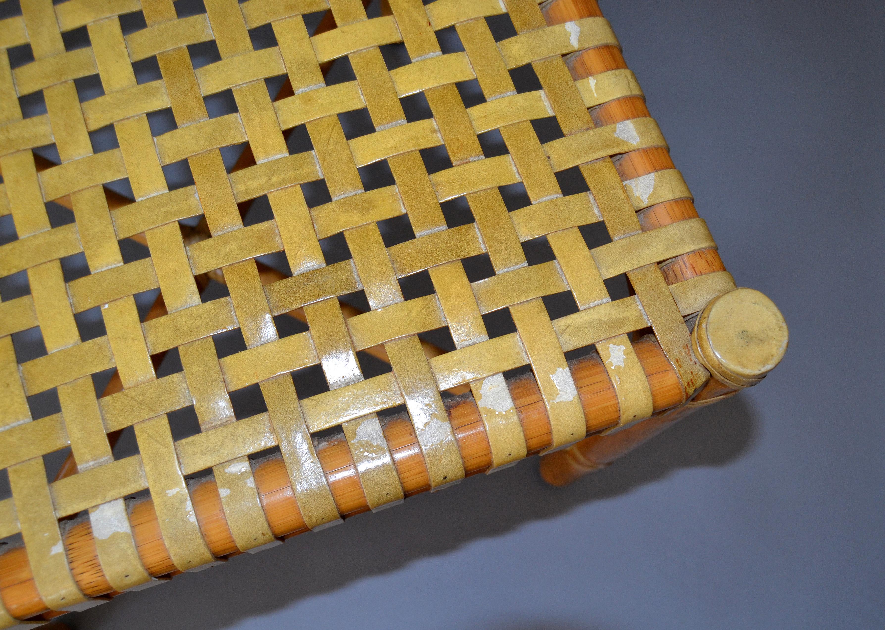 McGuire Mid-Century Modern Bamboo and Handwoven Leather Top Side Table Hocker (Handgefertigt) im Angebot