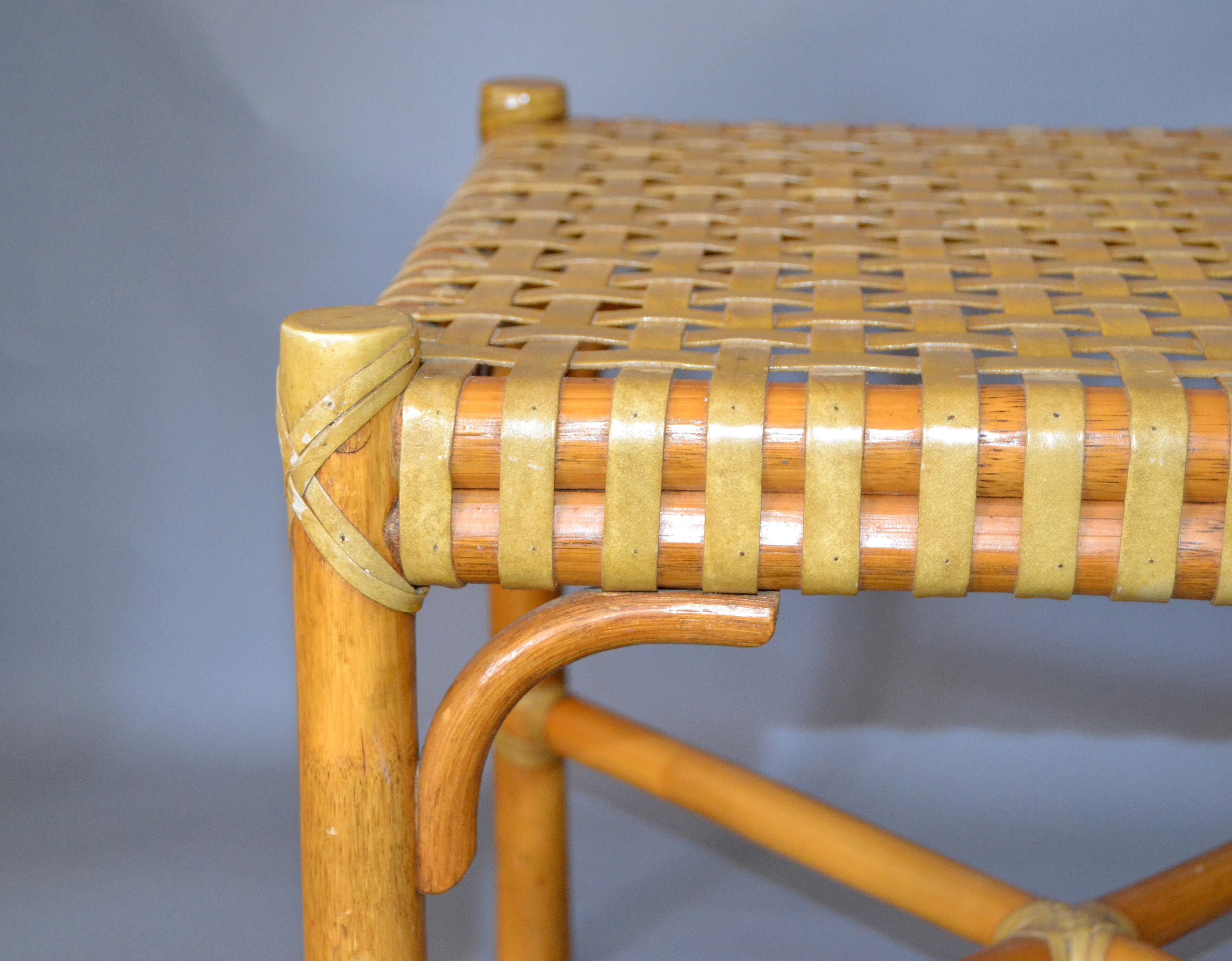 McGuire Mid-Century Modern Bamboo and Handwoven Leather Top Side Table Hocker (20. Jahrhundert) im Angebot