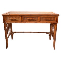Bureau McGuire moderne du milieu du siècle en bois cintré de bambou et dessus en rotin tressé à la main