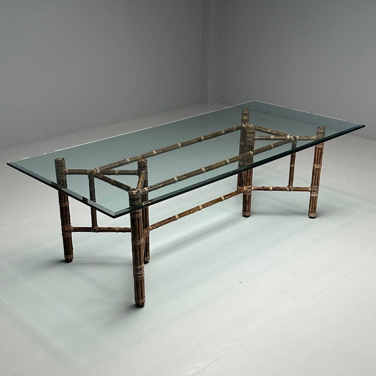 McGuire, table de salle à manger en verre, bambou, rotin, moderne du milieu du siècle, 1970

Superbe table de salle à manger dotée d'un épais plateau en verre biseauté soutenu par un piètement en acier recouvert de faux bambou. Le plateau est en