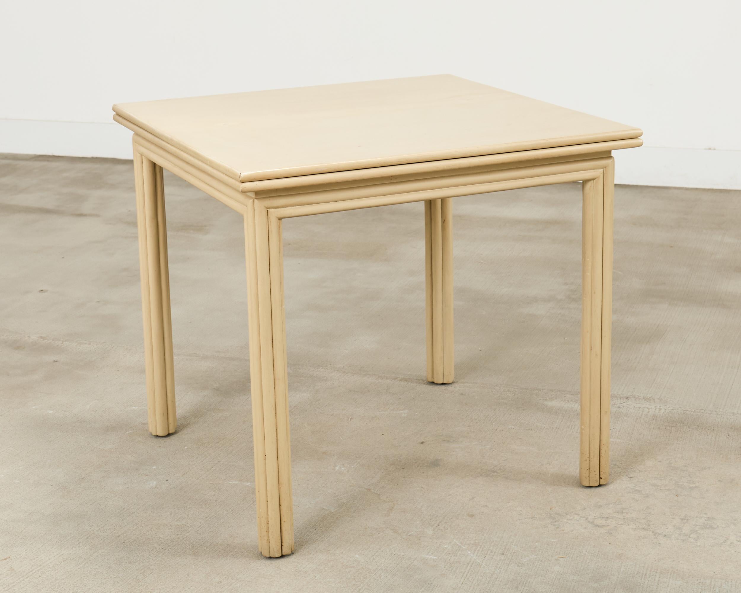 Mesa cuadrada abatible moderna de mediados de siglo que puede servir como mesa de juegos, mesa central o mesa de comedor extensible. La mesa mide 32 pulgadas cuadradas cuando está cerrada y se expande hasta 64 pulgadas de ancho cuando está abierta.