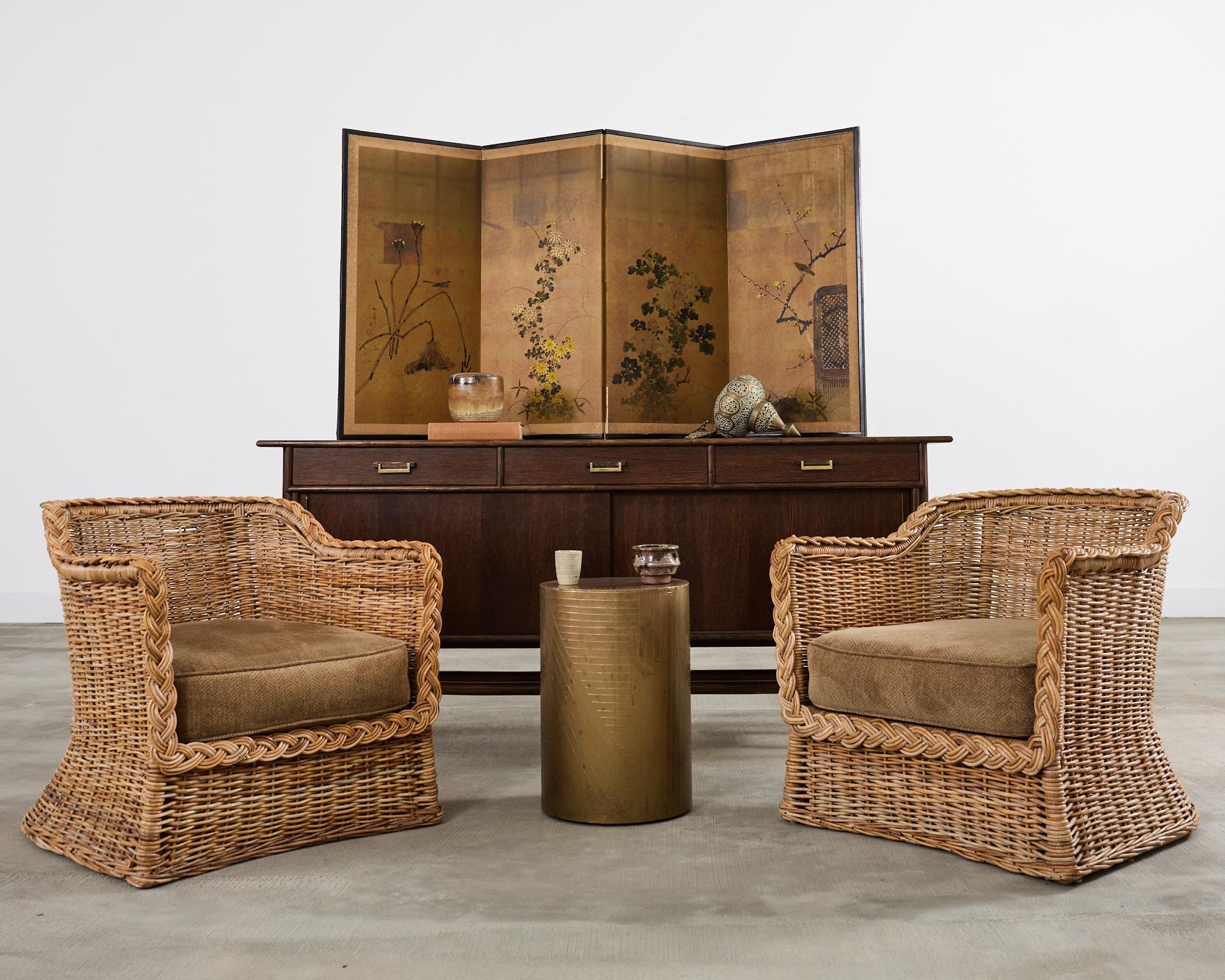 Rare buffet en chêne et rotin de style moderne du milieu du siècle, fabriqué dans le style moderne organique de la côte californienne par les artisans McGuire. Le buffet se compose d'un corps en chêne aux riches veinures rayonnantes. L'étui est orné