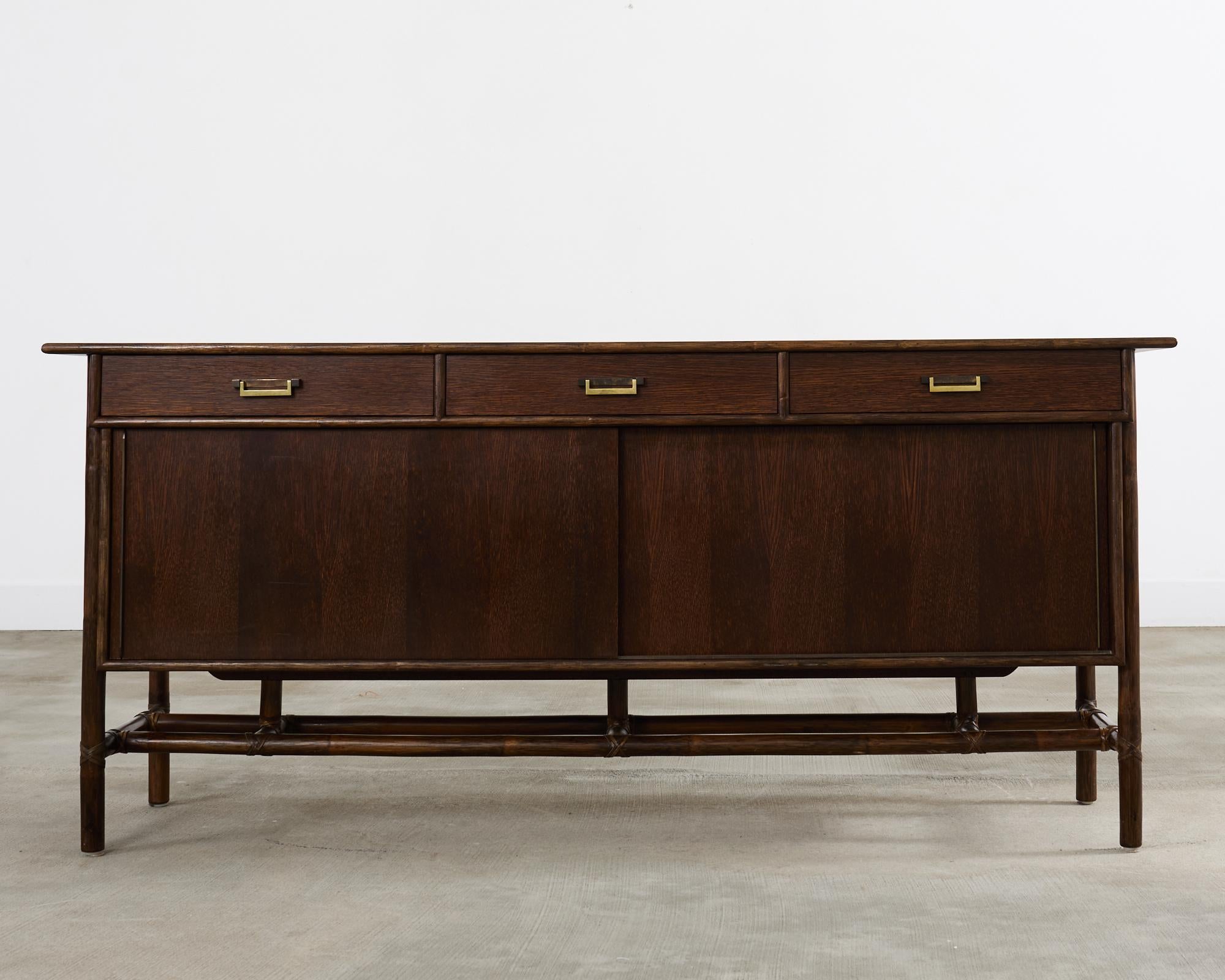 Mid-Century Modern Buffet d'appoint en chêne et rotin McGuire avec plateaux de service en vente