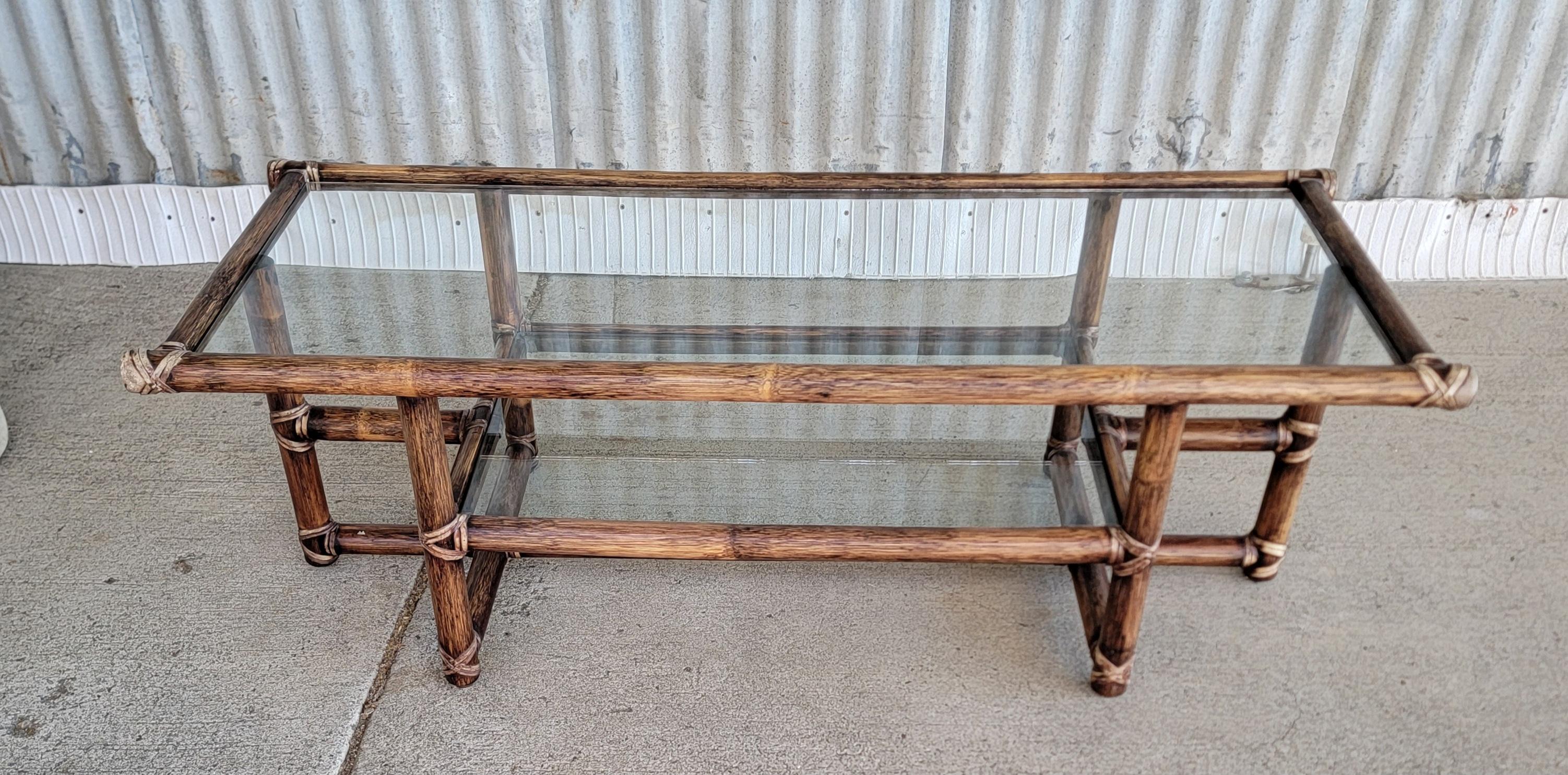 Table basse à deux niveaux en bambou et verre Organic Modern par McGuire Furniture de San Francisco. Tablette pratique pour magazines, livres ou rangement sous le plateau en verre. Conserve le Label A&M en laiton et l'incrustation en nacre du 