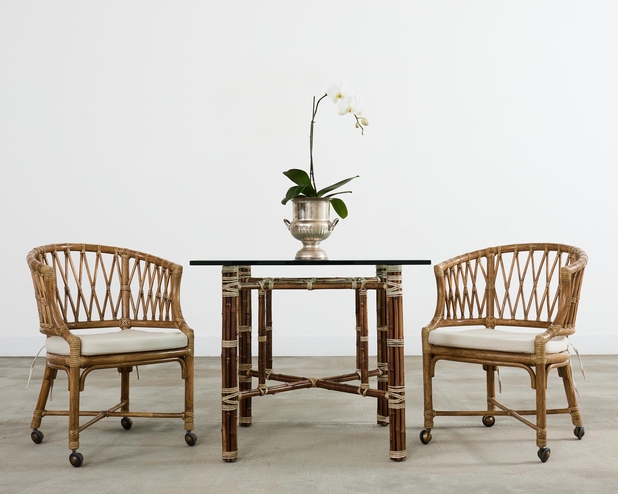 Véritable table de salle à manger McGuire, fabriquée dans le style moderne organique de la côte californienne. La table est dotée d'un cadre en fer peint en orange golden gate pour plus d'authenticité. Entièrement recouvert de perches de bambou