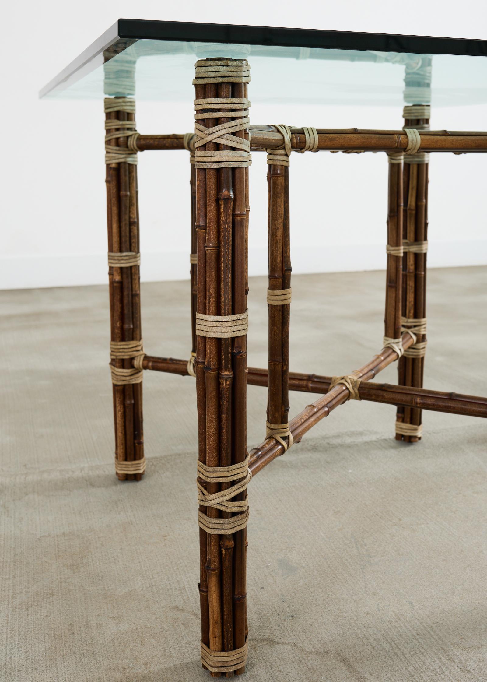 Cuir Table de salle à manger moderne et organique McGuire en verre de bambou en vente