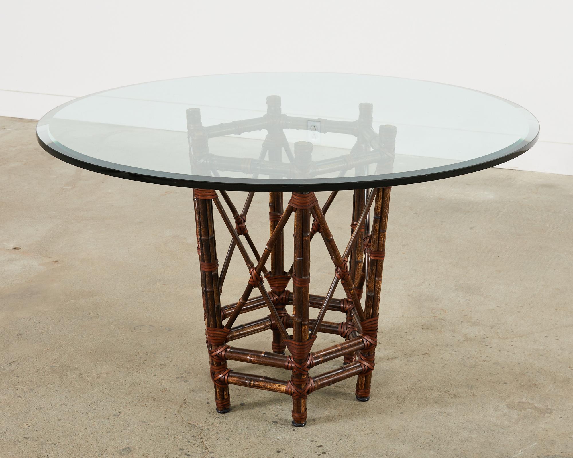 The Modernity Table de salle à manger en bambou organique avec plateau en verre Bon état - En vente à Rio Vista, CA