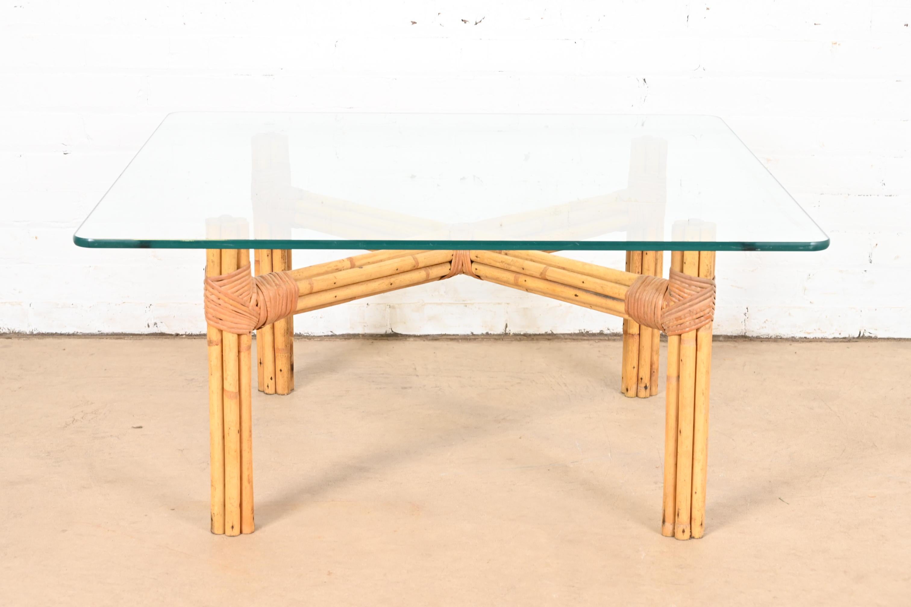 Exceptionnelle table basse ou table à cocktail du milieu du siècle, Hollywood Regency Organic Modern

Par McGuire

USA, Circa 1970s

Rotin en forme de bambou, avec revêtement en cuir et plateau en verre.

Dimensions : 36 