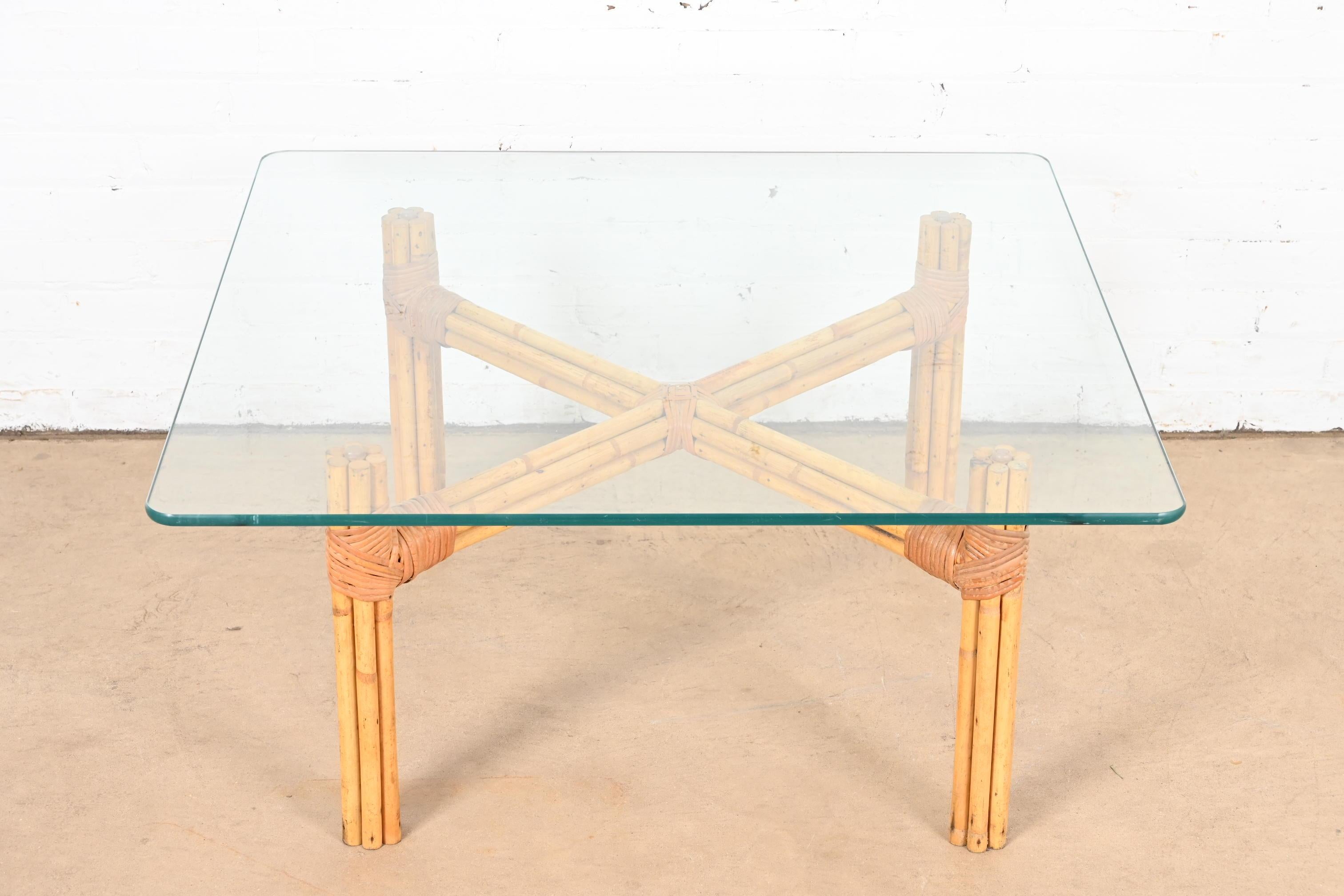 Mid-Century Modern Table basse moderne organique en bambou et rotin avec plateau en verre McGuire, vers 1970 en vente