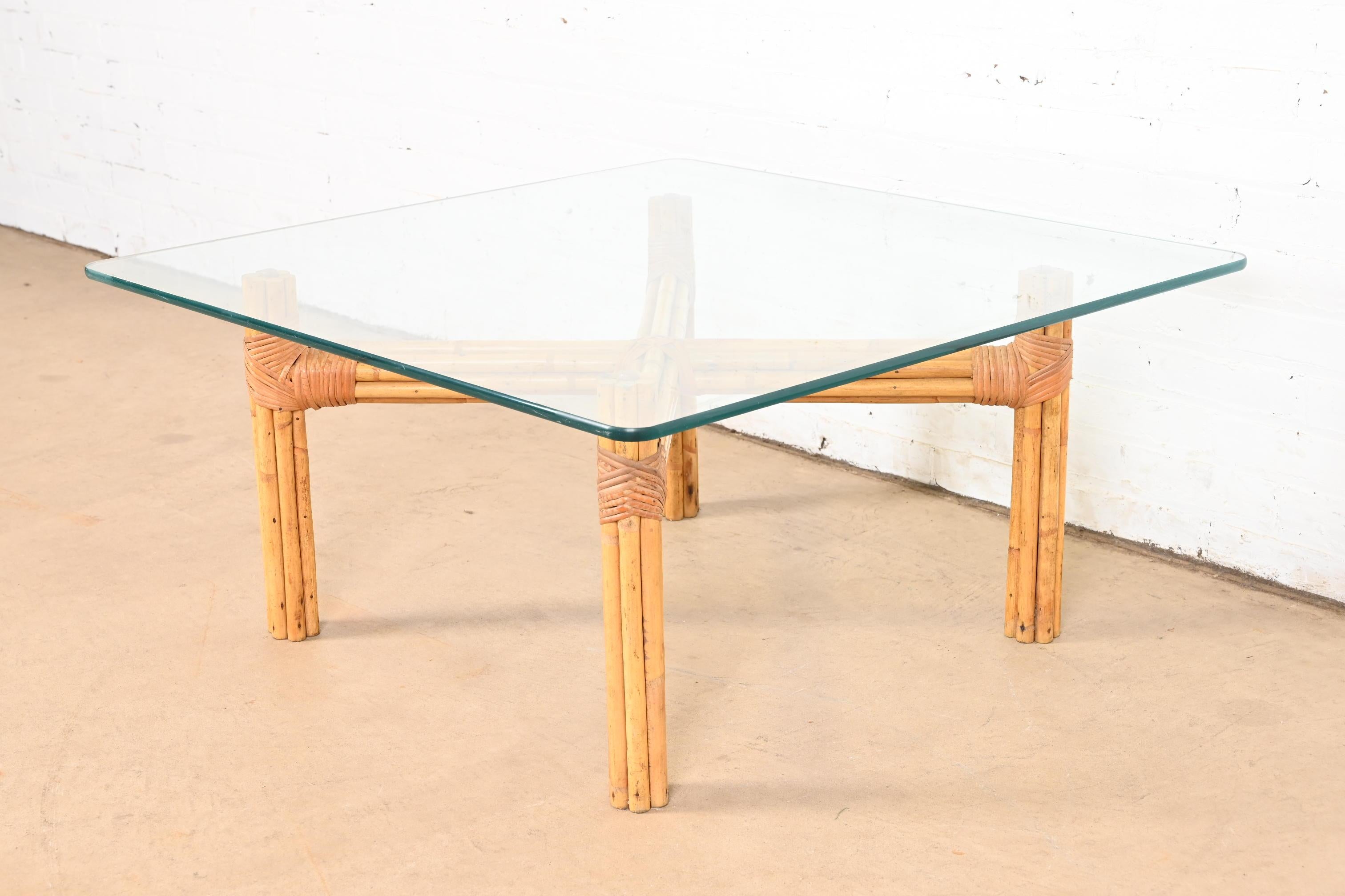 Américain Table basse moderne organique en bambou et rotin avec plateau en verre McGuire, vers 1970 en vente