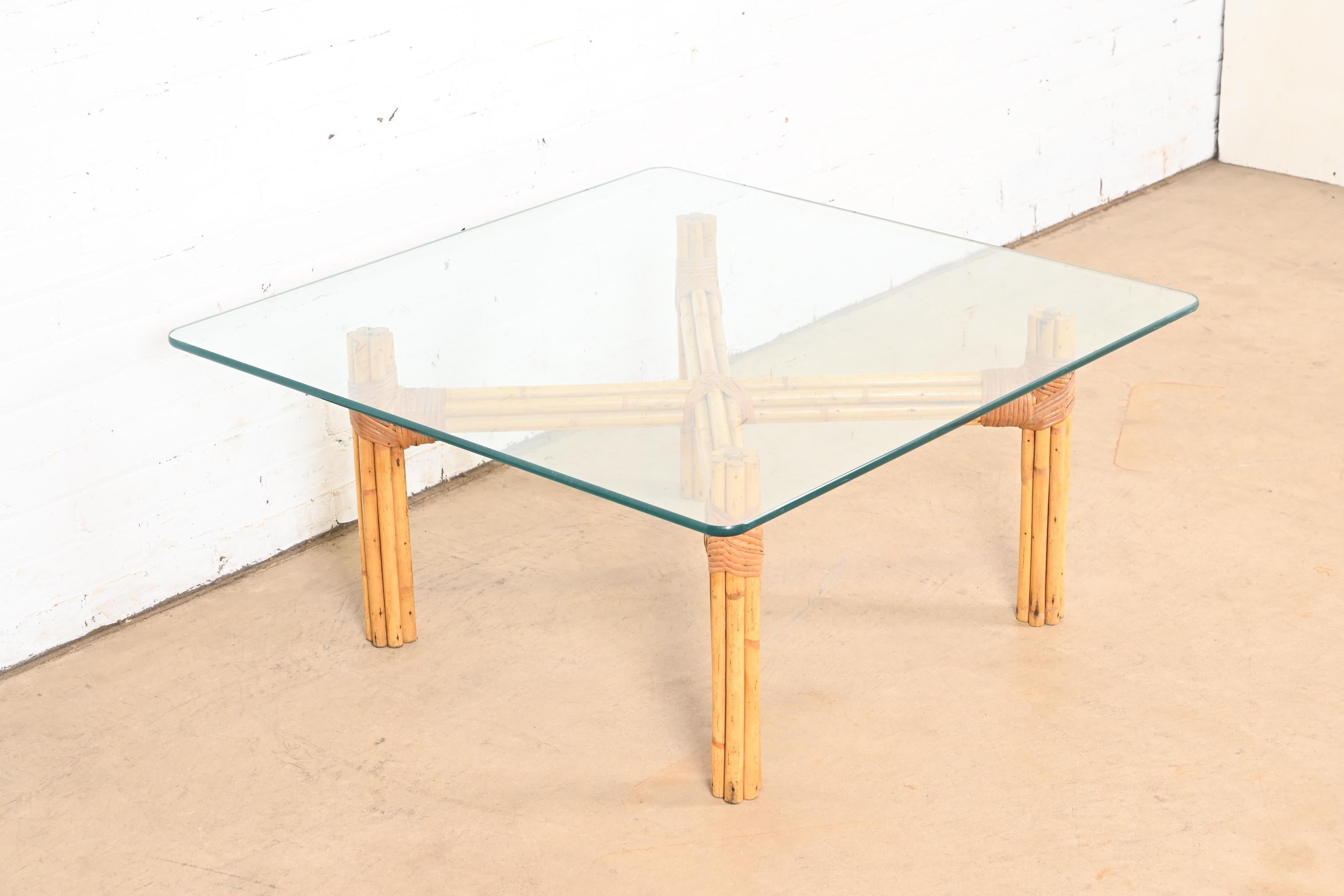Table basse moderne organique en bambou et rotin avec plateau en verre McGuire, vers 1970 Bon état - En vente à South Bend, IN