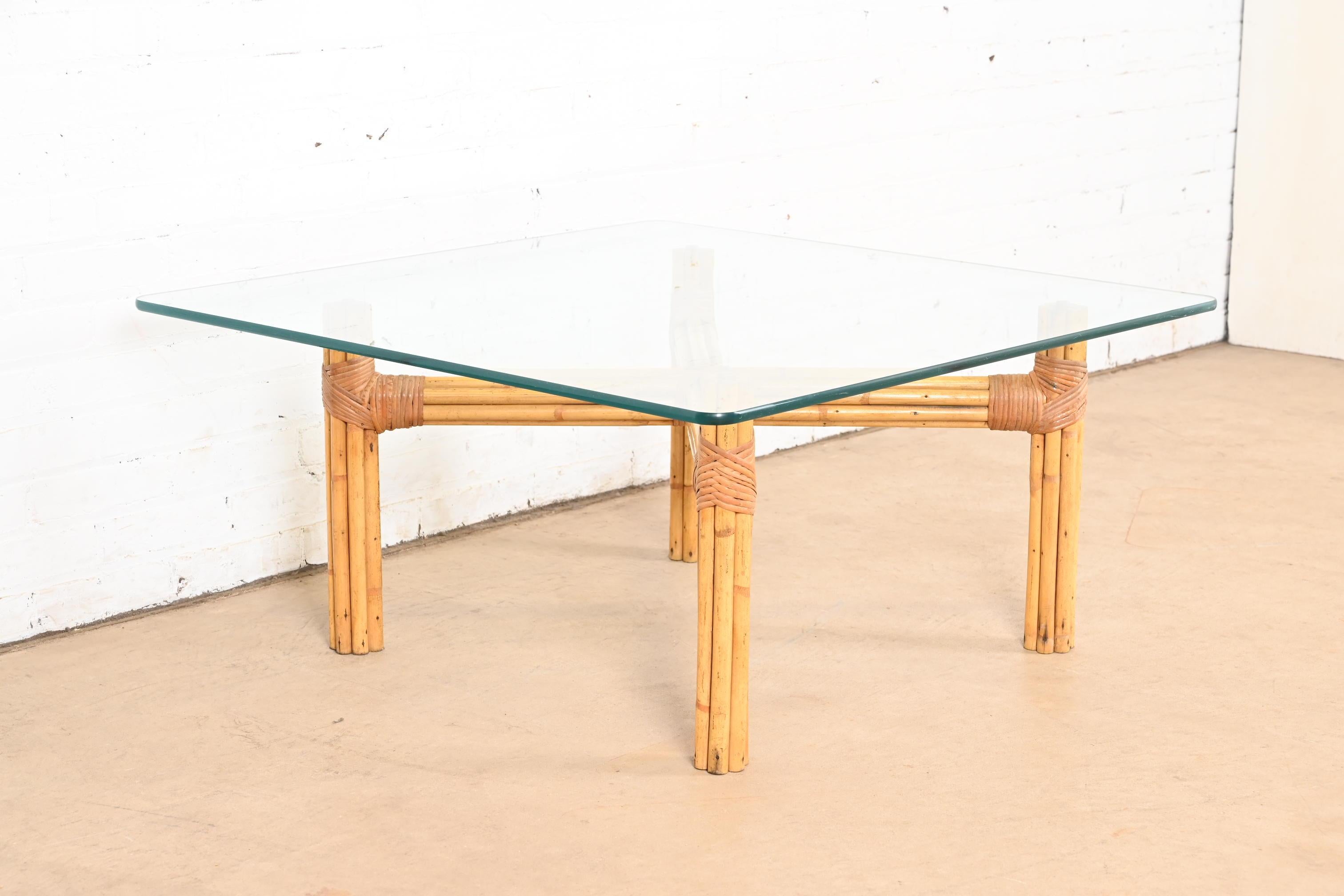 Fin du 20e siècle Table basse moderne organique en bambou et rotin avec plateau en verre McGuire, vers 1970 en vente