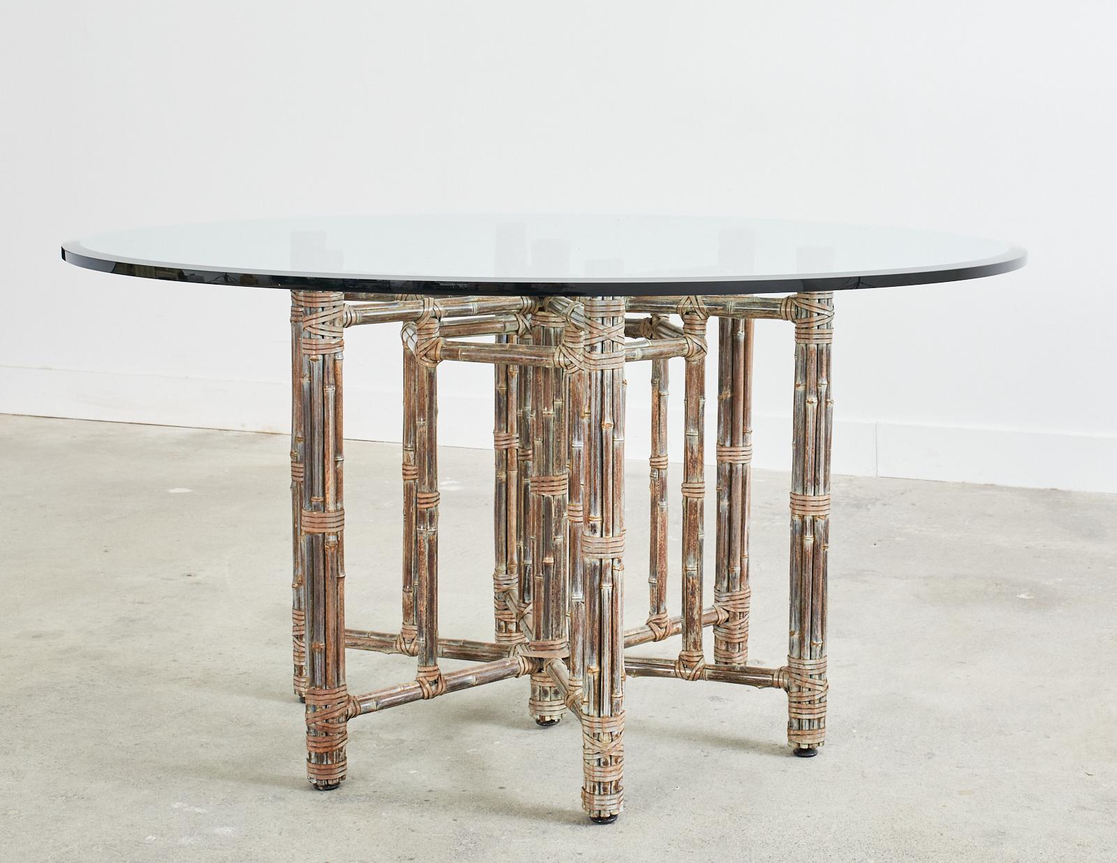 Biseauté Table de salle à manger hexagonale moderne et organique McGuire en bambou et rotin en vente