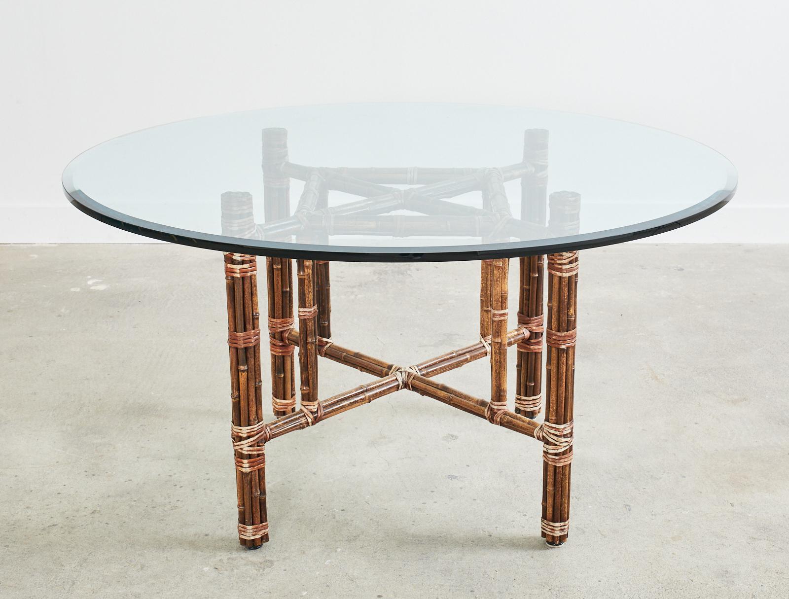 Biseauté Table de salle à manger ronde organique et moderne McGuire en bambou et rotin en vente