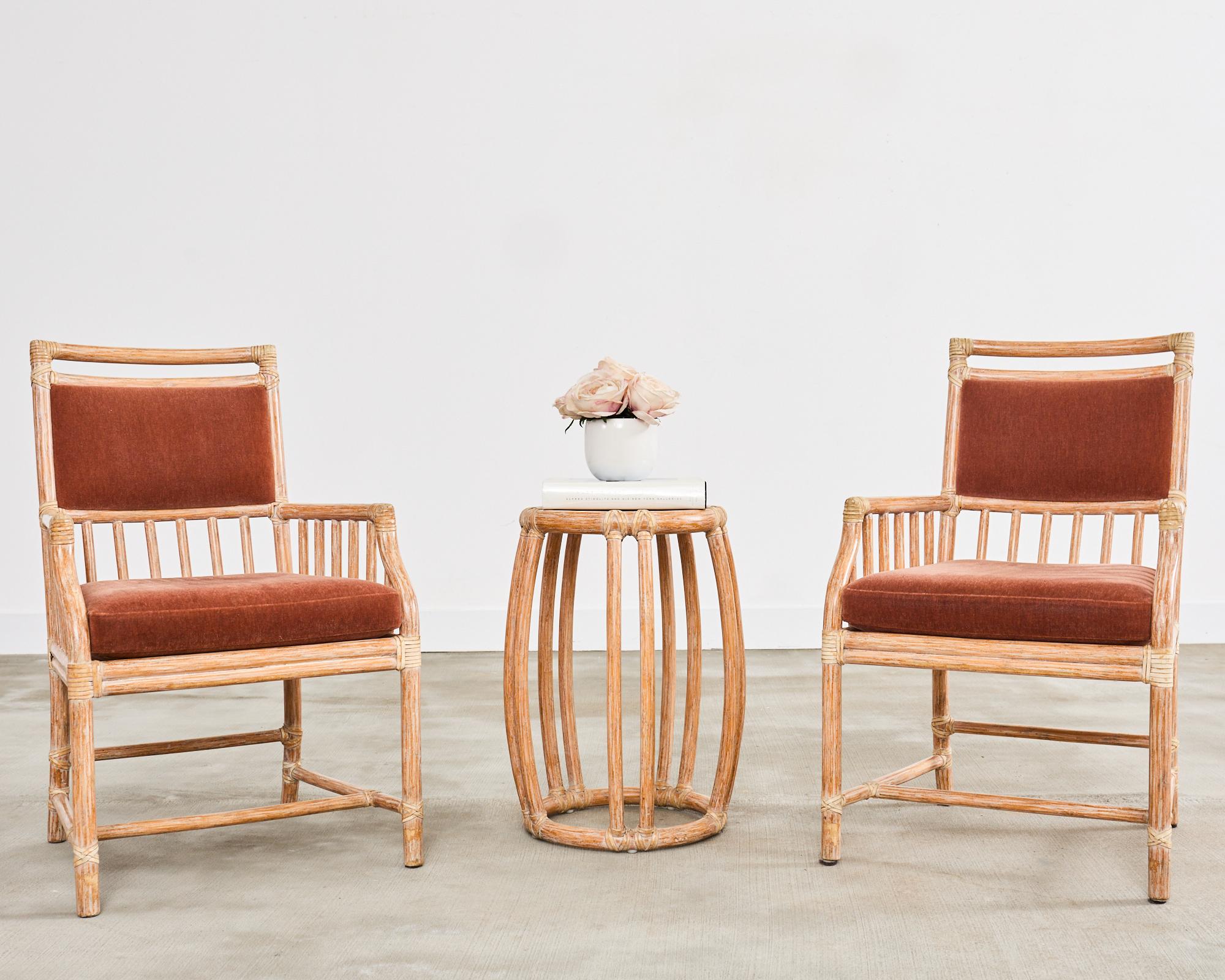 Table à boissons en rotin et cuir, de forme tabouret ou tambour, fabriquée par les artisans McGuire dans le style moderne organique de la côte californienne. La table présente une forme de tambour aux pieds gracieusement courbés, fabriquée à partir