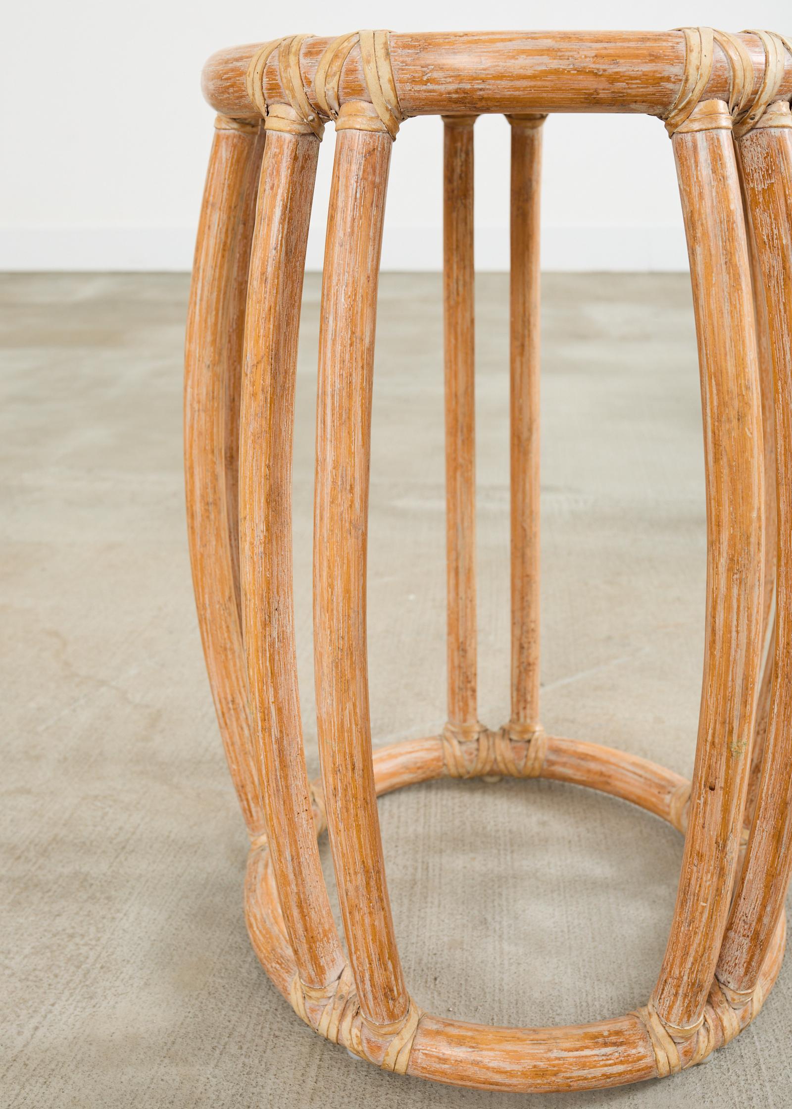 Cuir The Modern Modernity Drum Drink Table en rotin cérusé en vente