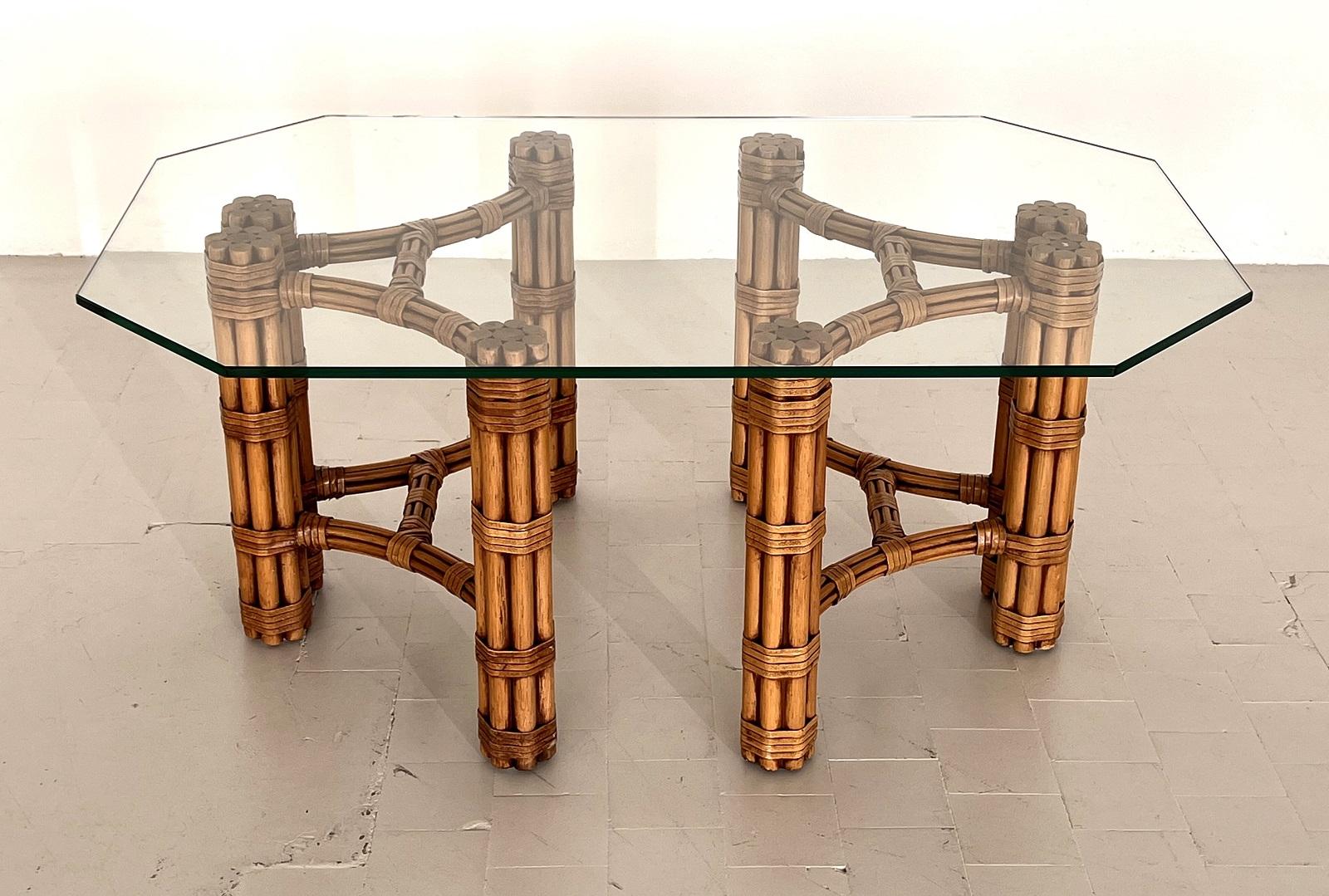 Table basse ou table d'appoint McGuire en bois de bambou avec des liens en cuir autour des articulations et du verre octogonal taillé, vers les années 1970, États-Unis.

Style et forme rares, marqué avec 