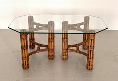 Table basse ou table d'appoint moderne et organique McGuire en bambou avec sangle en cuir