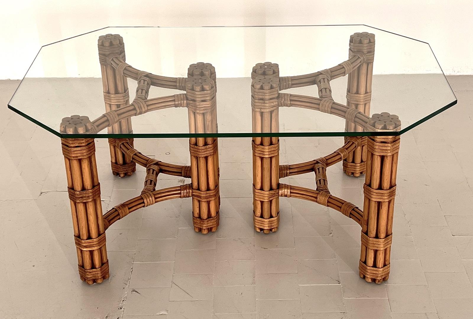 Américain Table basse ou table d'appoint moderne et organique McGuire en bambou avec sangle en cuir en vente