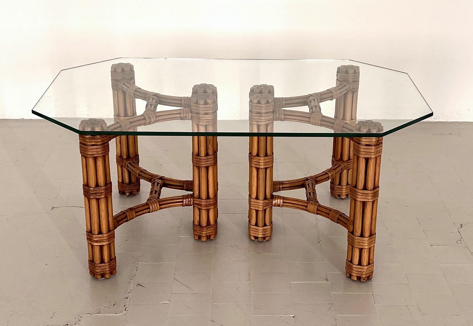 Fait main Table basse ou table d'appoint moderne et organique McGuire en bambou avec sangle en cuir en vente