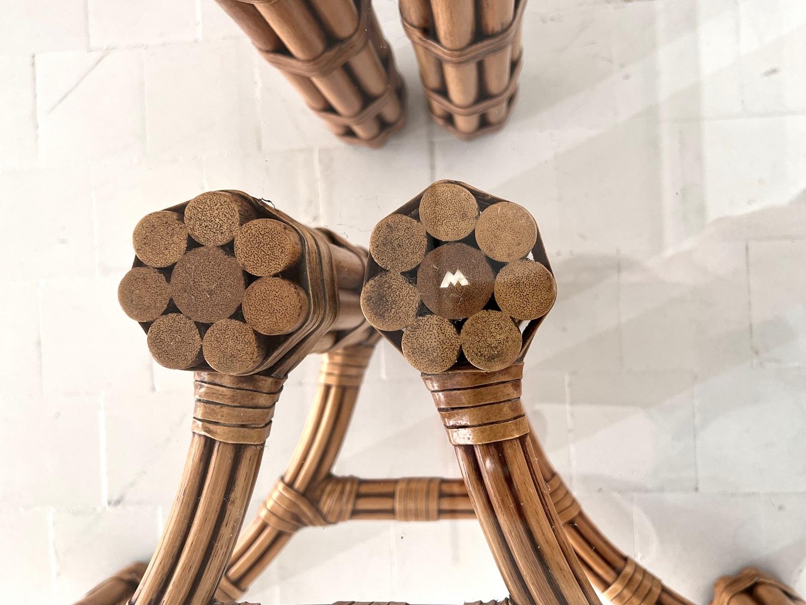 Fin du 20e siècle Table basse ou table d'appoint moderne et organique McGuire en bambou avec sangle en cuir en vente