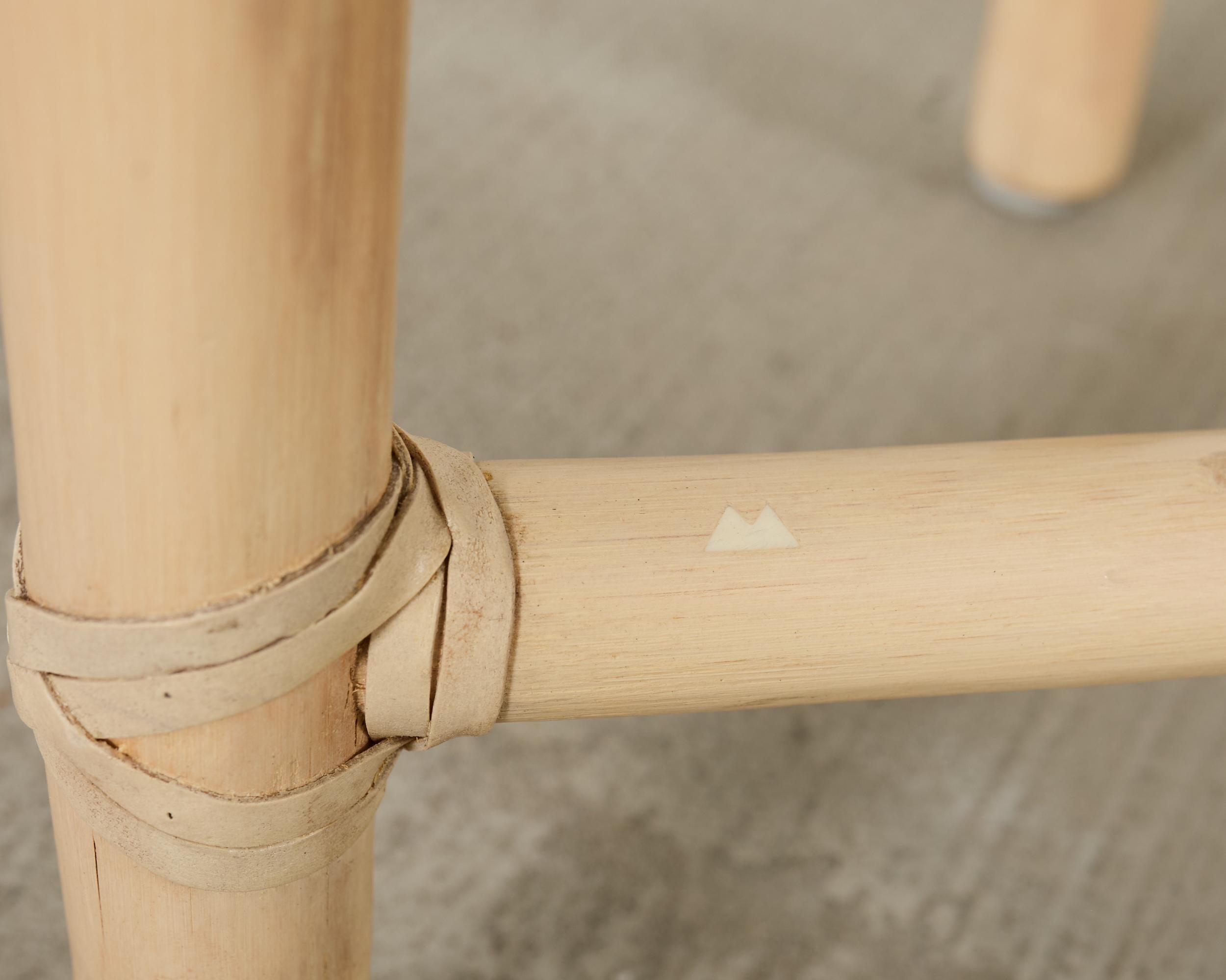 McGuire Banco moderno orgánico de ratán lacado con reposapiés en venta 2