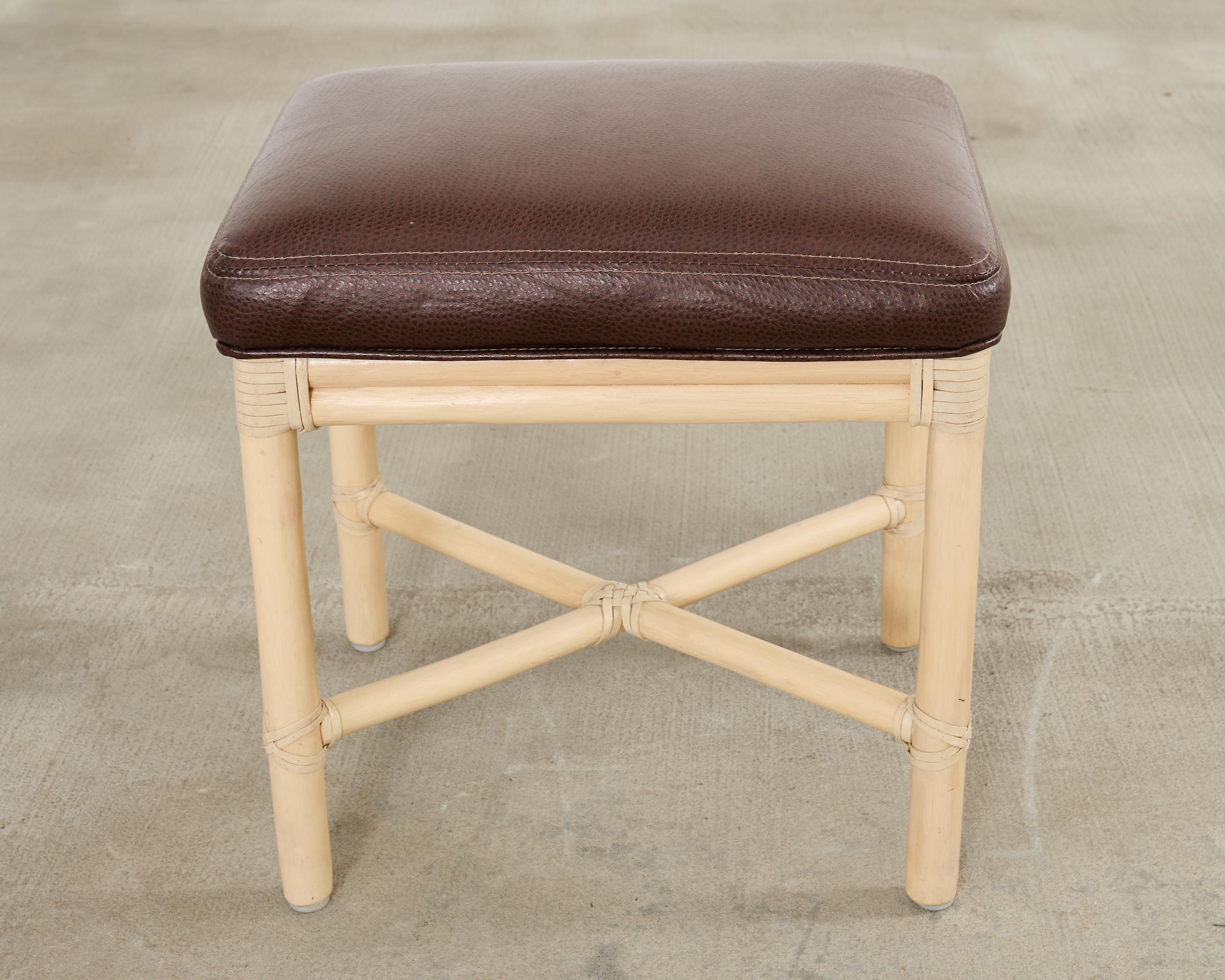 McGuire Banco moderno orgánico de ratán lacado con reposapiés en venta 3