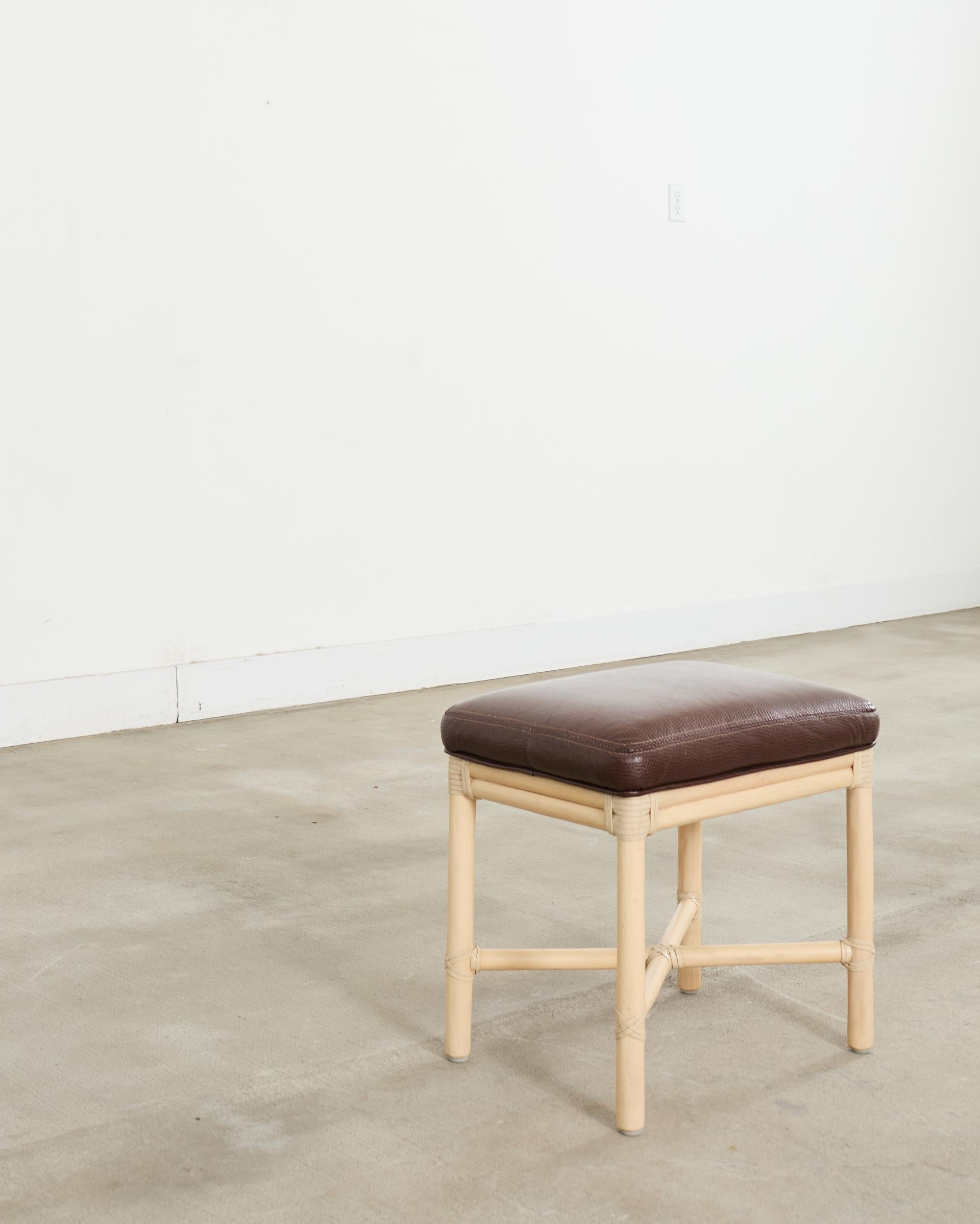 McGuire Banco moderno orgánico de ratán lacado con reposapiés en venta 4