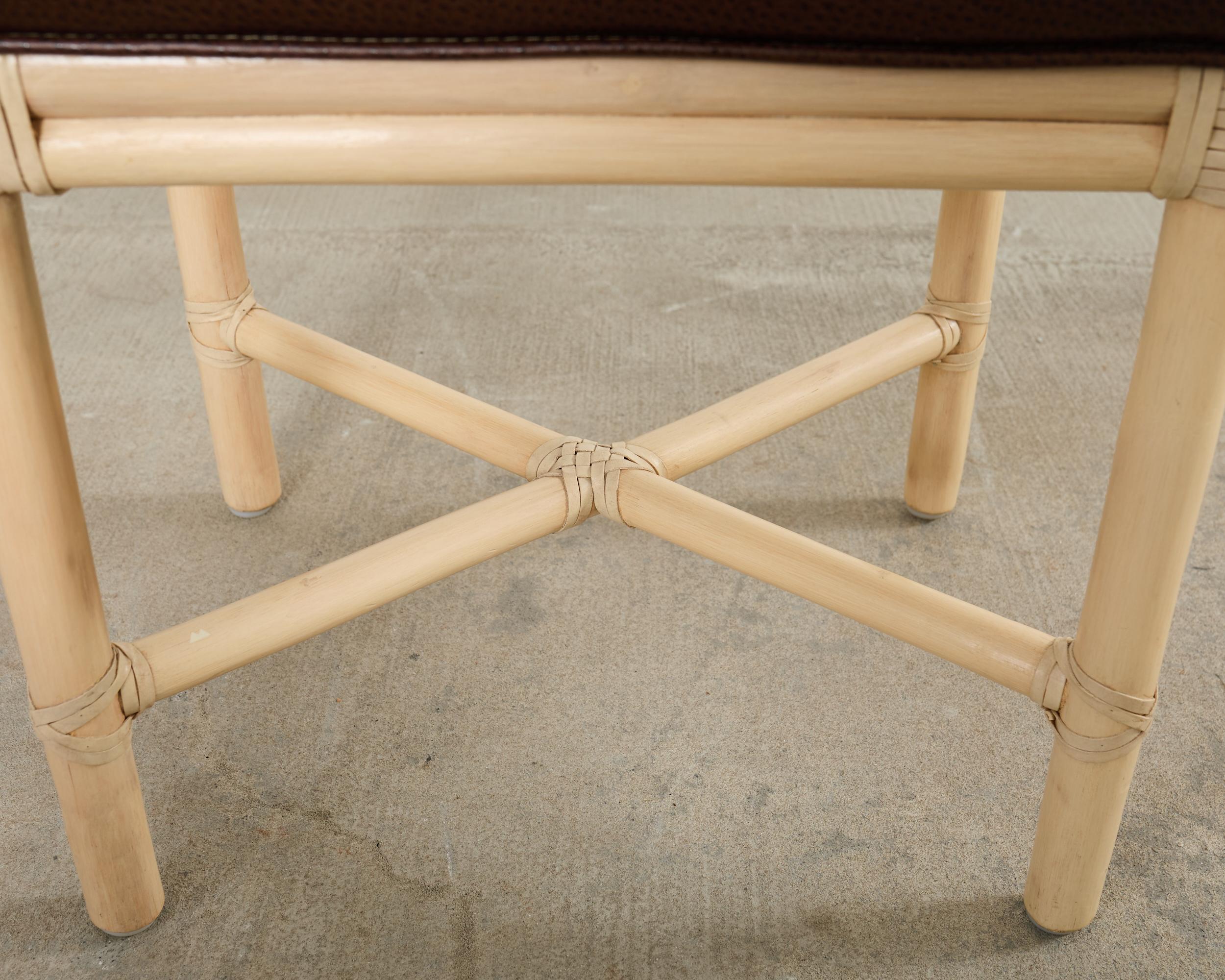 McGuire Banco moderno orgánico de ratán lacado con reposapiés en venta 6