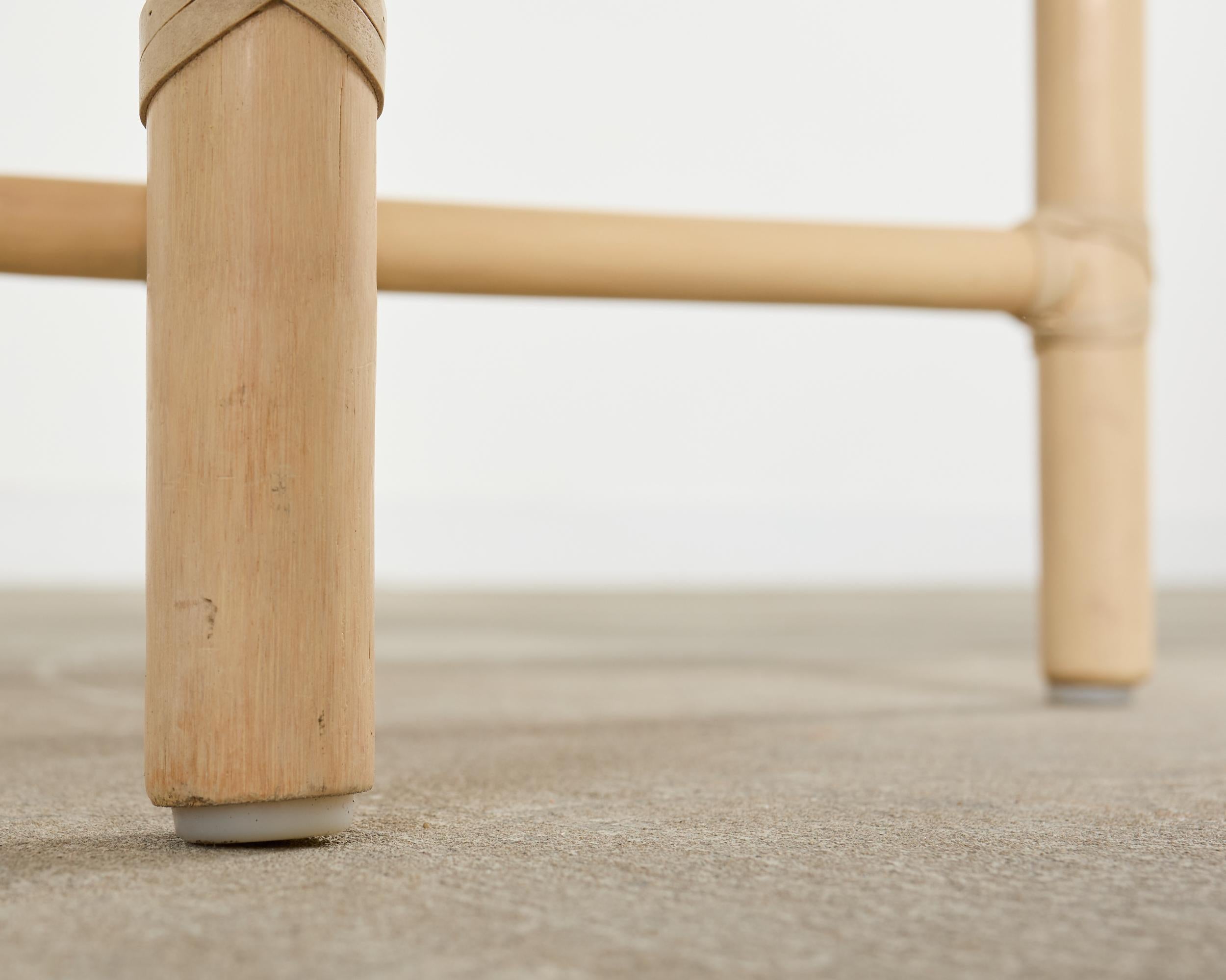 McGuire Banco moderno orgánico de ratán lacado con reposapiés en venta 7