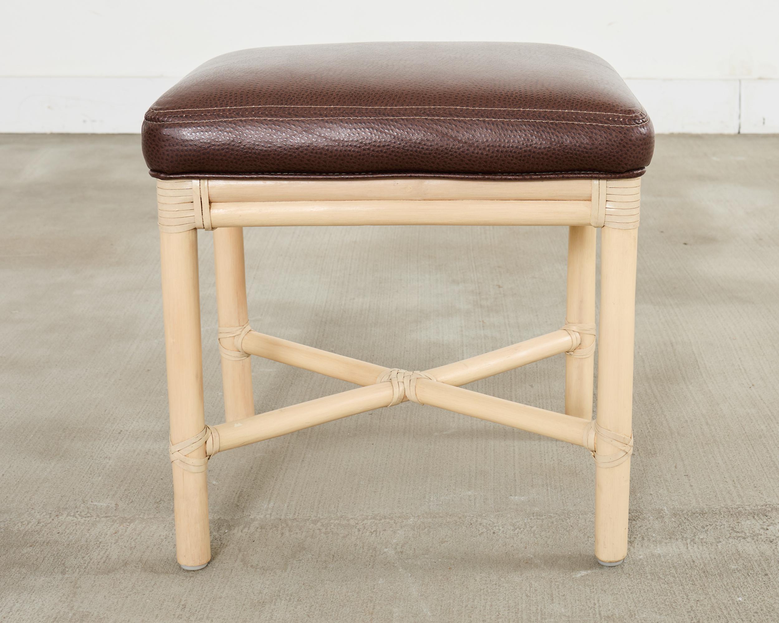 McGuire Banco moderno orgánico de ratán lacado con reposapiés en venta 8