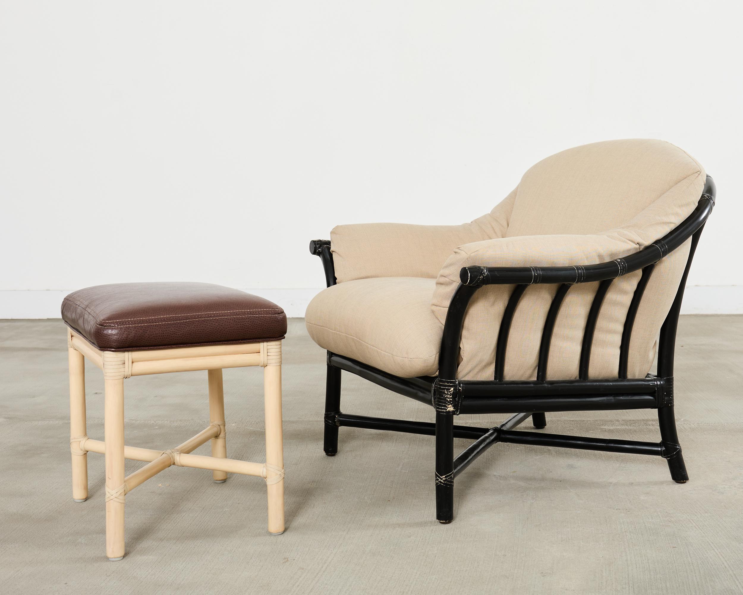 Reposapiés o banqueta de ratán lacado a medida, fabricados en estilo moderno orgánico costero californiano por artesanos McGuire. El taburete tiene un robusto armazón de ratán de palo con un elegante acabado lacado en color crudo encargado a McGuire