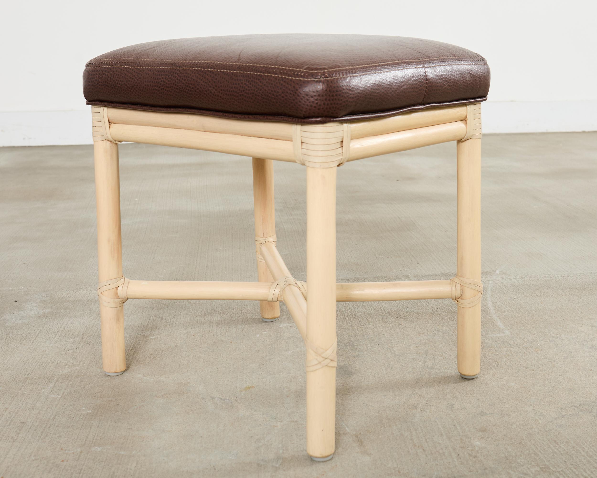 McGuire Banco moderno orgánico de ratán lacado con reposapiés Moderno orgánico en venta