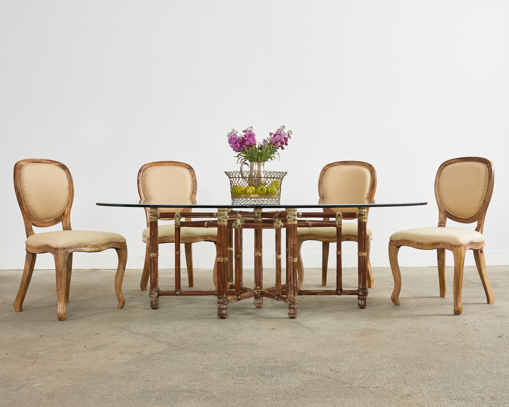 Véritable table de salle à manger en rotin de bambou McGuire, fabriquée dans le style moderne organique de la côte californienne. La table comporte une grande base hexagonale allongée en forme d'étoile surmontée d'un très épais panneau de verre