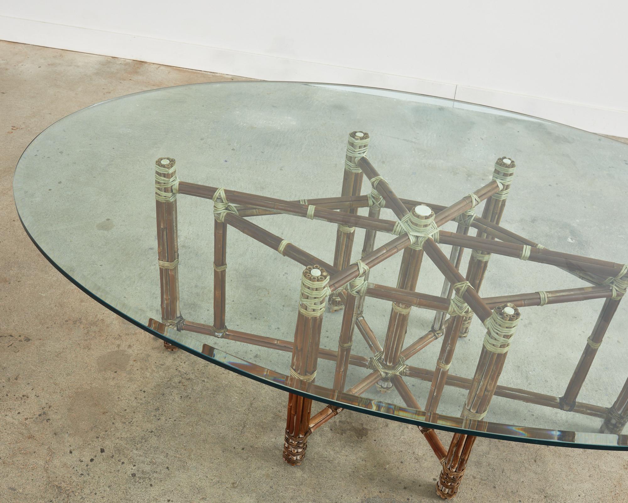 Biseauté Table de salle à manger ovale organique et moderne McGuire en rotin et bambou en vente