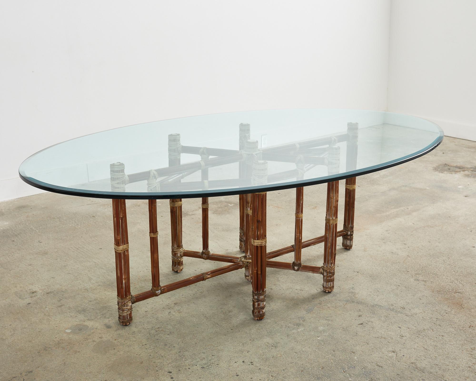 Cuir Table de salle à manger ovale organique et moderne McGuire en rotin et bambou en vente