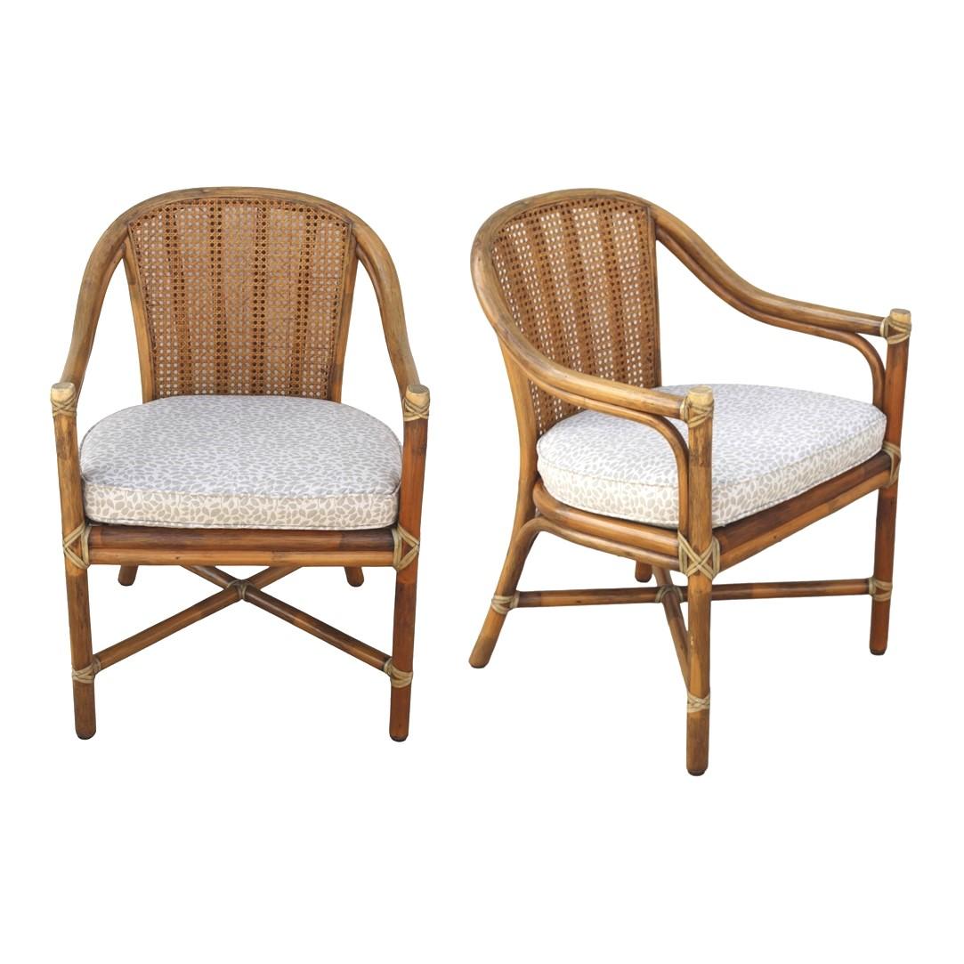 Una coppia di poltroncine moderne McGuire in rattan organico con schienale in canna di bambù. Queste sedie organiche e moderne vintage degli anni '70 sono state progettate secondo la tradizione classica, utilizzando materiali bellissimi in modo