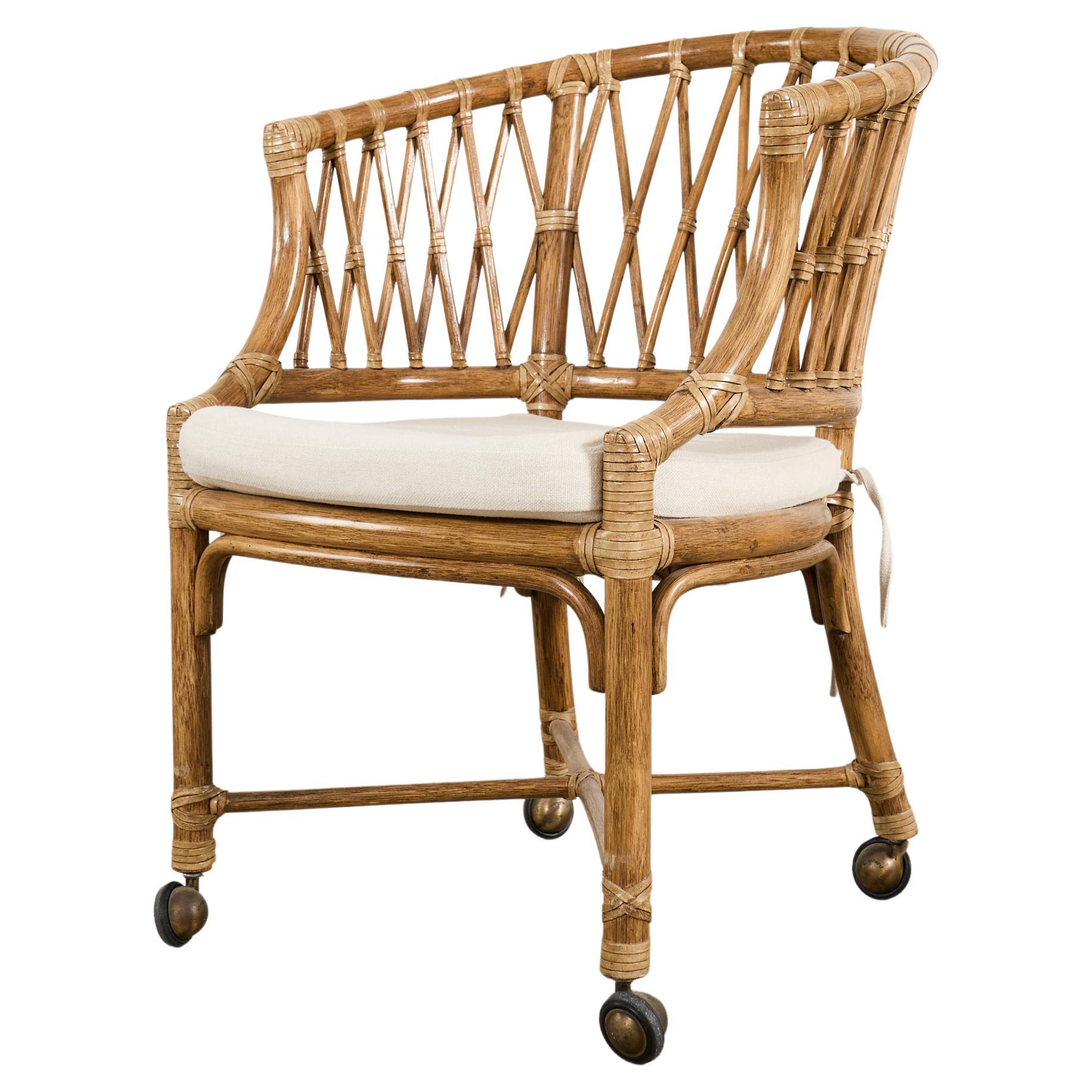 Sedia da pranzo McGuire in rattan moderno organico con schienale a botte