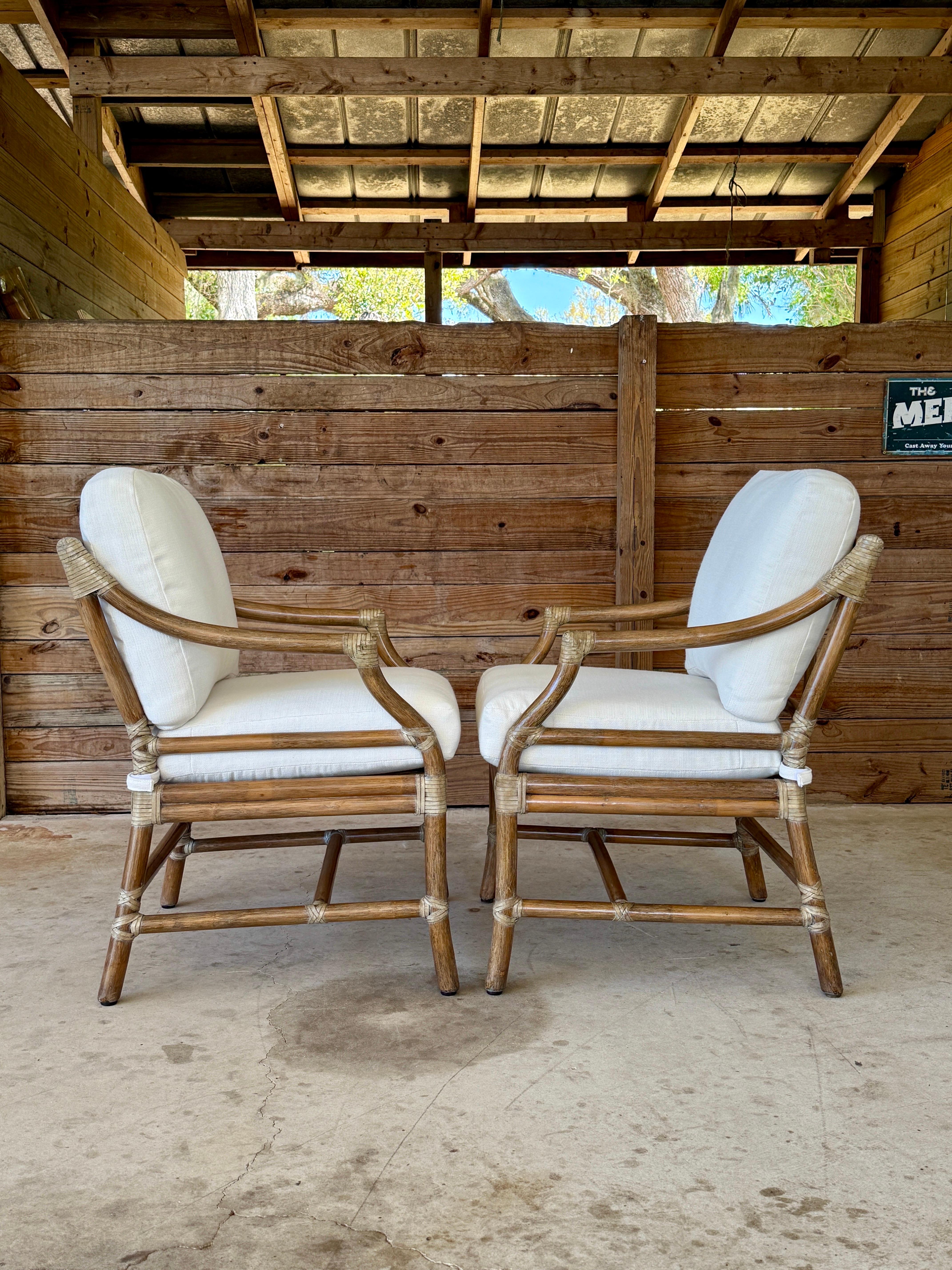 Una miscela senza tempo di artigianato e comfort, questa coppia di sedie lounge McGuire mette in mostra la sua caratteristica costruzione in rattan con un design distintivo dello schienale a bersaglio.
Leggermente rifinite, le cornici mantengono il