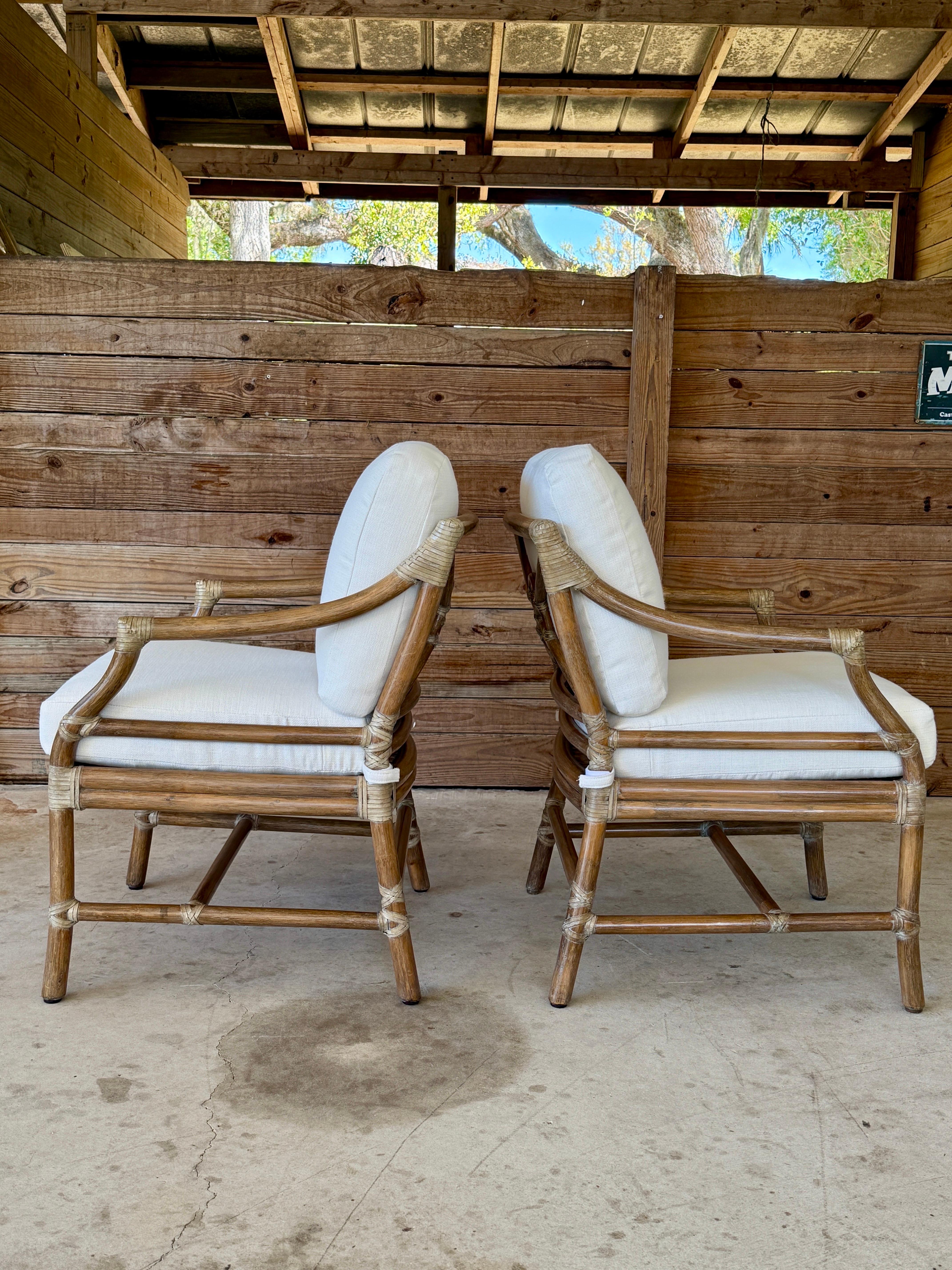 Organico moderno McGuire - Sedie da salotto imbottite su misura in rattan organico moderno - Coppia in vendita
